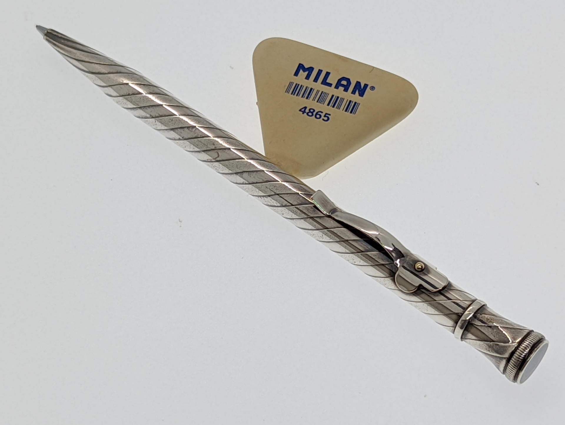 時代が変われども鉛筆（シャープペンシル）と消しゴムは切っても切れない関係だ