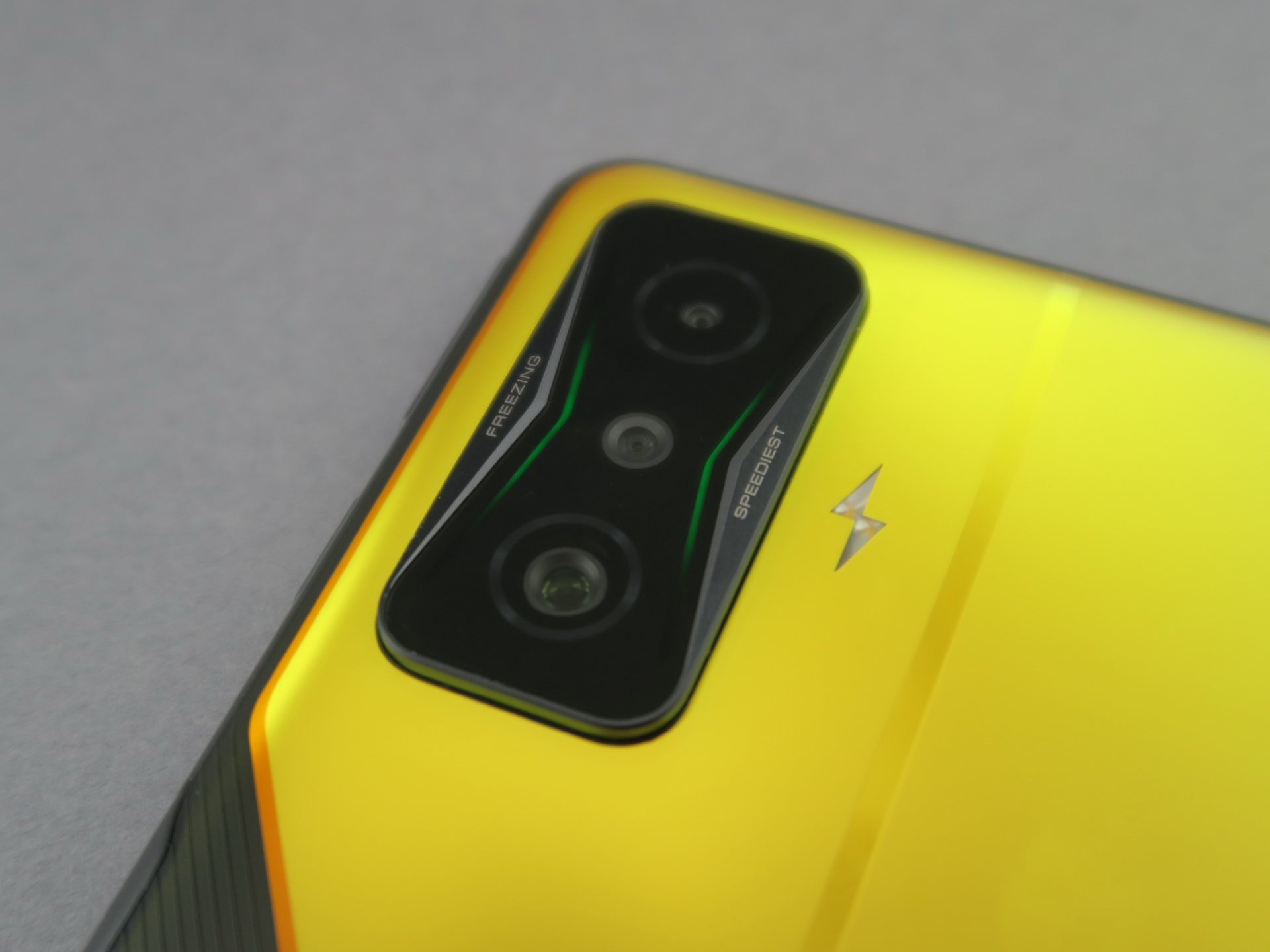 カメラ部に埋め込まれたLEDは充電中や通知、着信時などに光る