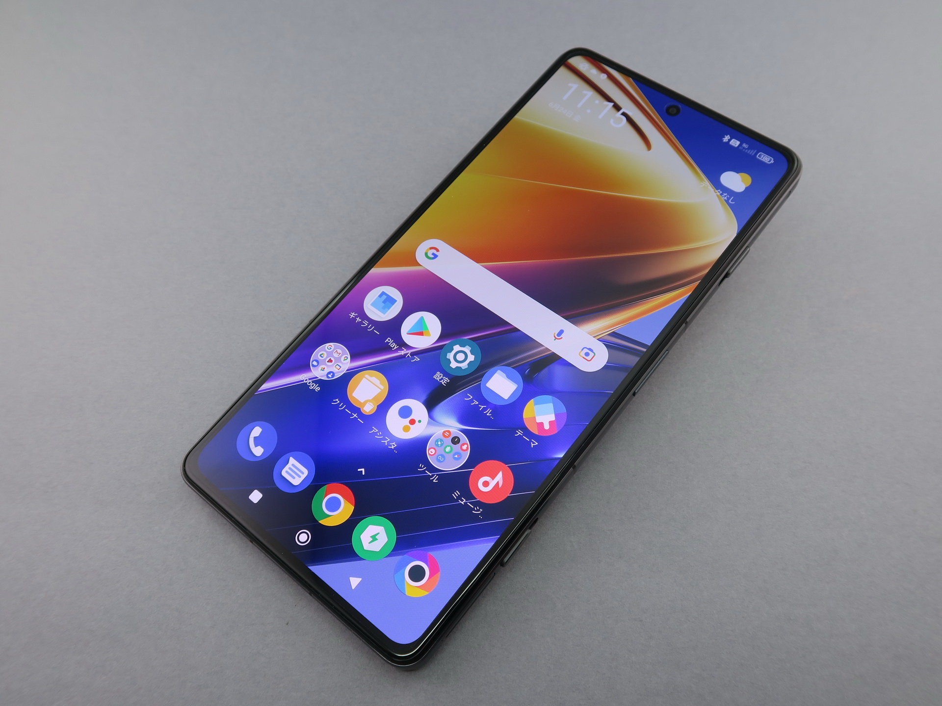 シャオミ「POCO F4 GT」、162.5mm（高さ）×76.7mm（幅）×8.5mm（厚さ）、約210g、サイバーイエロー（写真）、ステルスブラック、ナイトシルバーをラインアップ