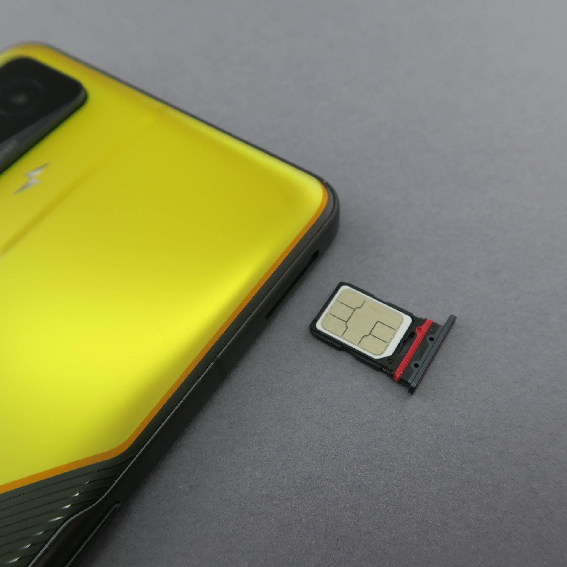 本体の左側面にはピンで取り出すタイプのSIMカードトレイを備える。2枚のSIMカードはトレイの表裏に装着する構造