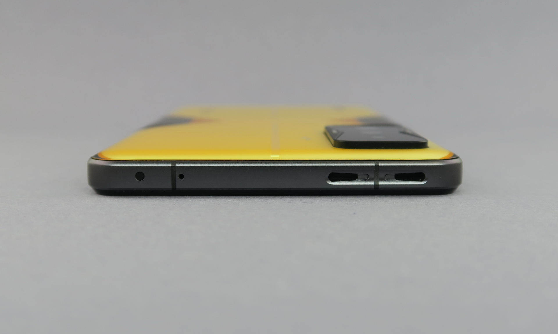 本体上部側にはシャオミ製端末でおなじみの赤外線ポート（左端の黒い丸）、下部側と対で利用するステレオスピーカーを備える。カメラ部の突起はあまり大きくない