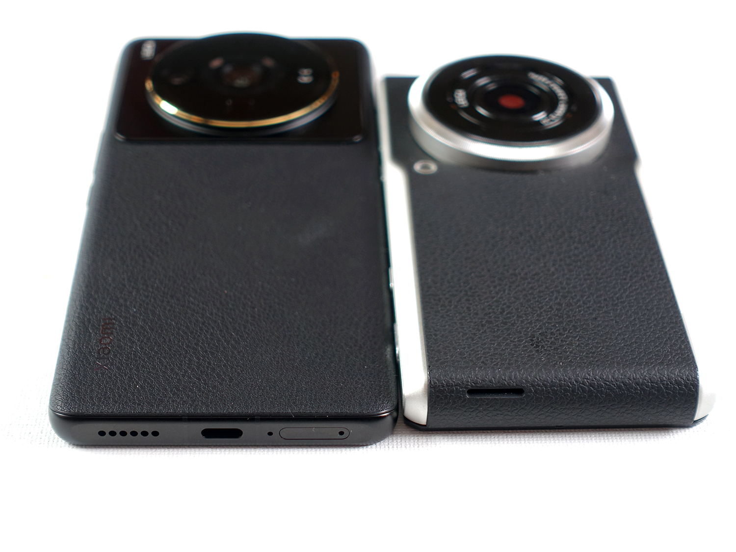 「Xiaomi 12S Ultra」とCM10。どちらもカメラのような外観と肌ざわり