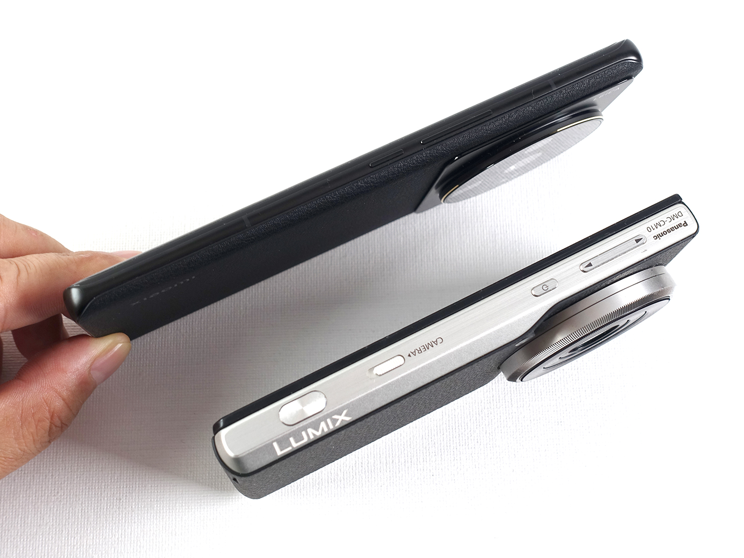 「Xiaomi 12S Ultra」とCM10を上部から見る