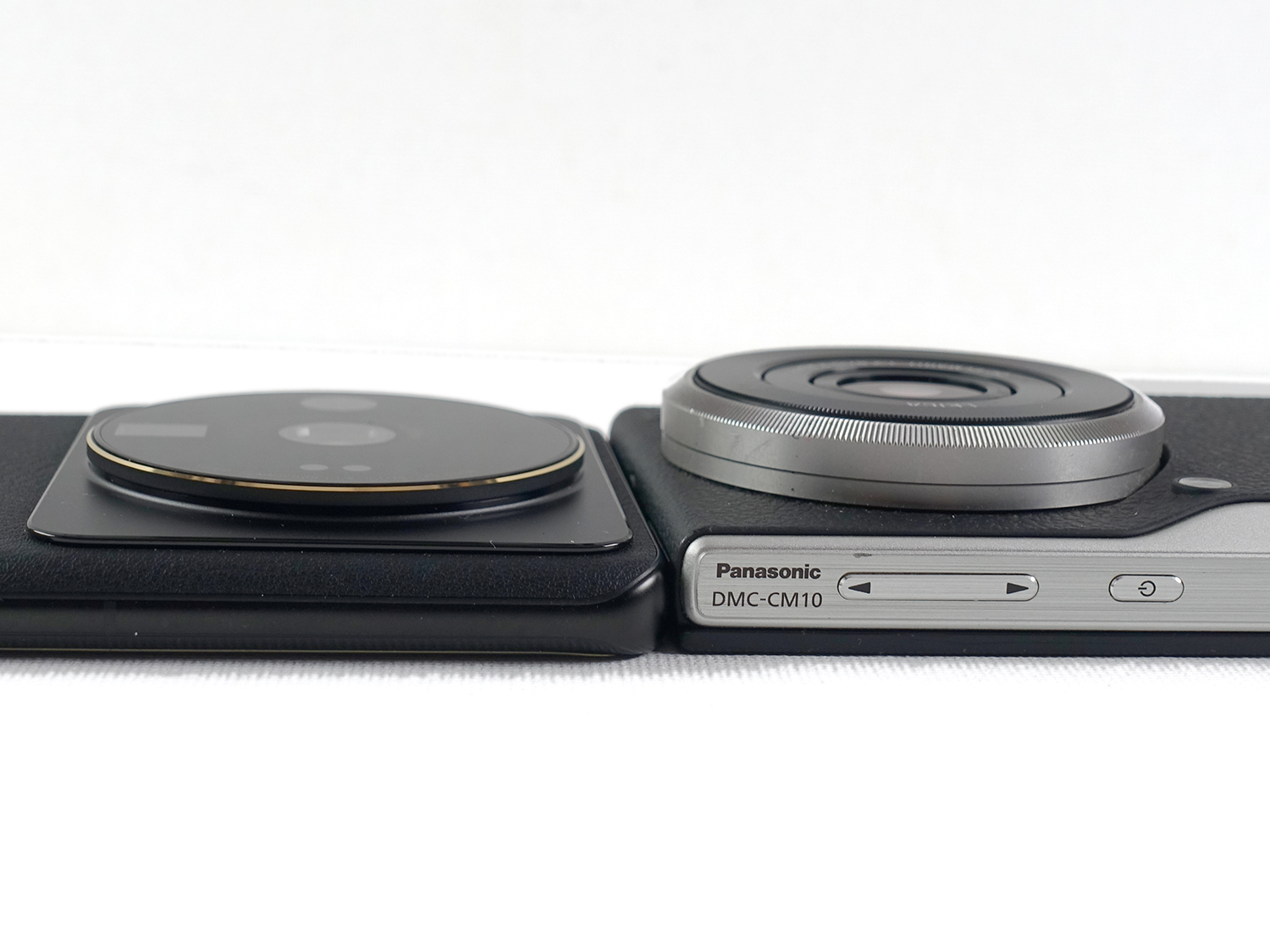 カメラ部分のでっぱりは大きく違うが、CM10はベゼルを回せる設計になっている