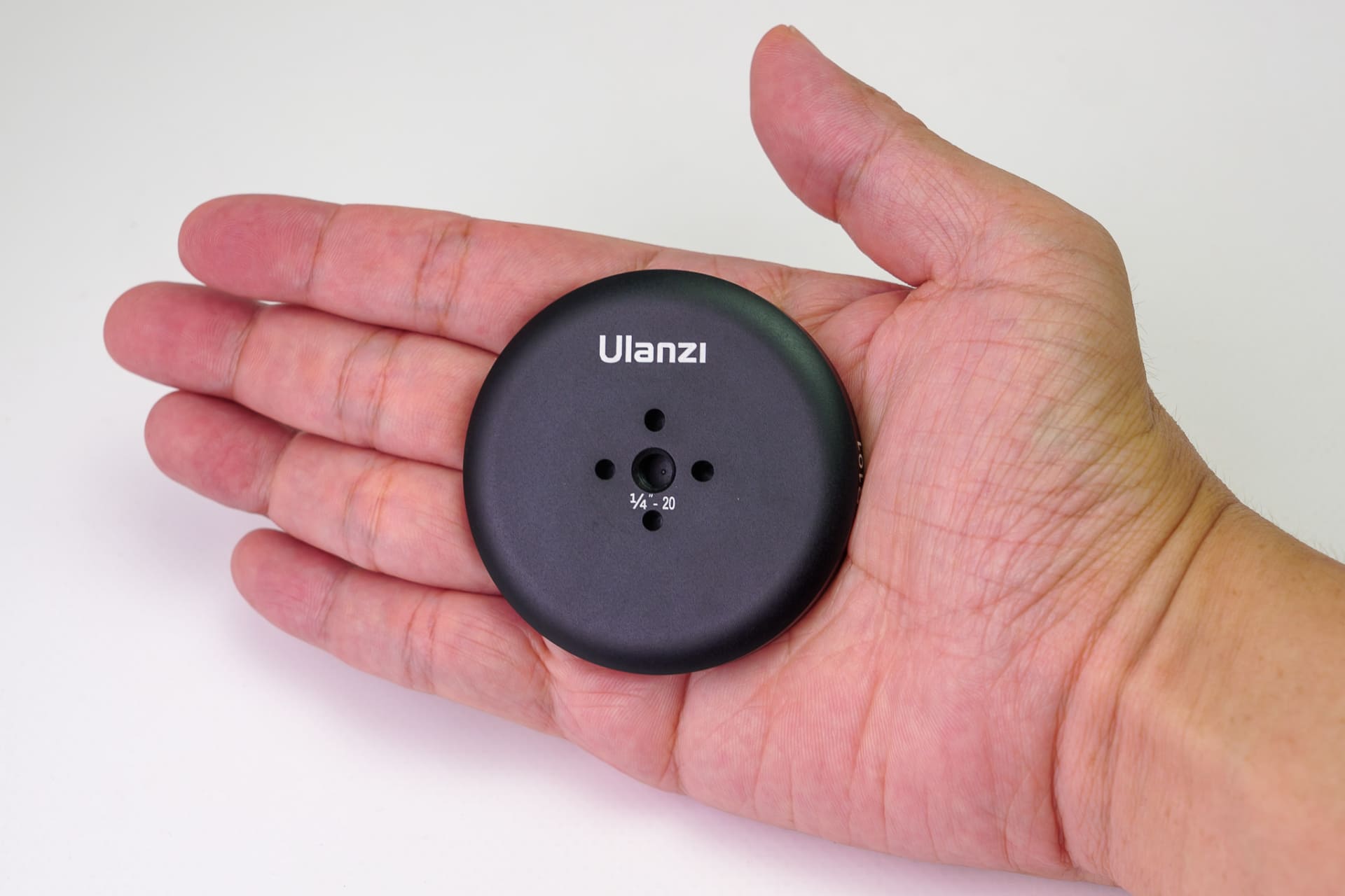 手のひらに収まるR101。三脚用のクランプと考えると大きめですが、MagSafe対応のマグネットは強力です