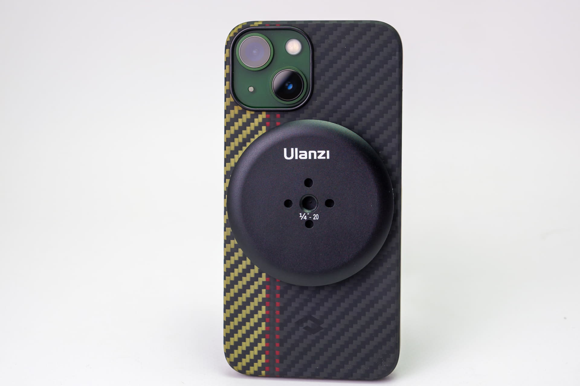 iPhoneの裏面にピタッと張り付きます。引き剥がすのに力が必要なレベルでがっしりとくっつきます