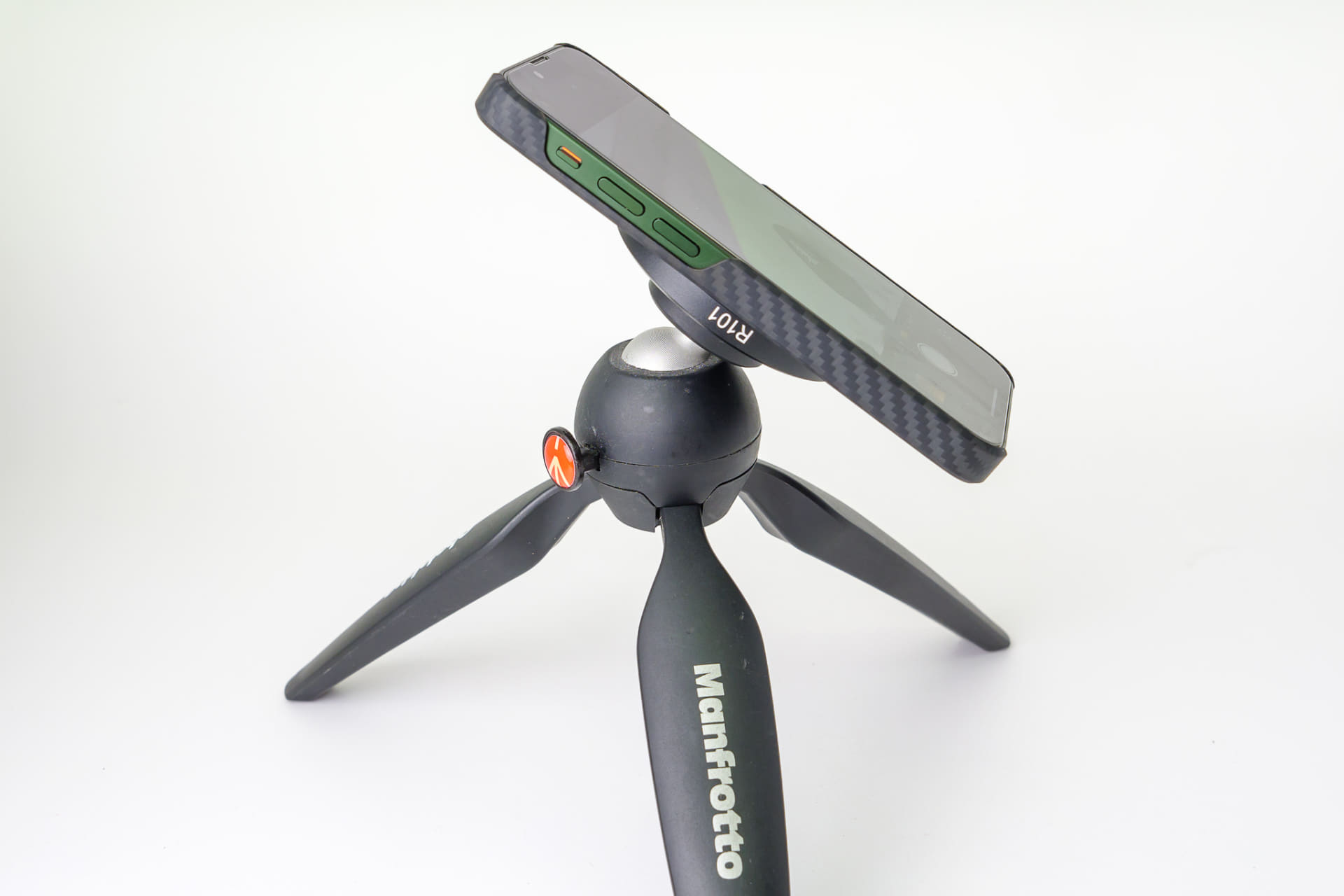 ミニ三脚に装着してみました。これは少しチルトしていますが、それでもこのままだと地面しか写せません。この三脚はチルト幅が小さくて、これ以上チルトできませんでした