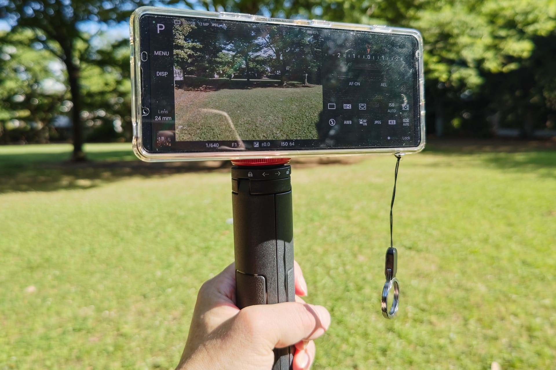 装着した状態で歩き回ったり走ったりしても、落下の不安はありませんでした