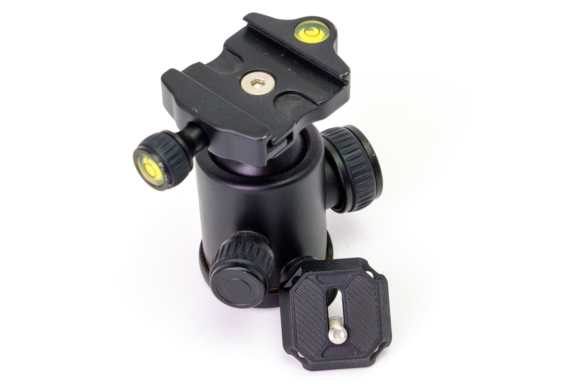 Ulanziのクイックリリースプレートと自由雲台を用意。下にあるプレートをR101の三脚穴に装着します