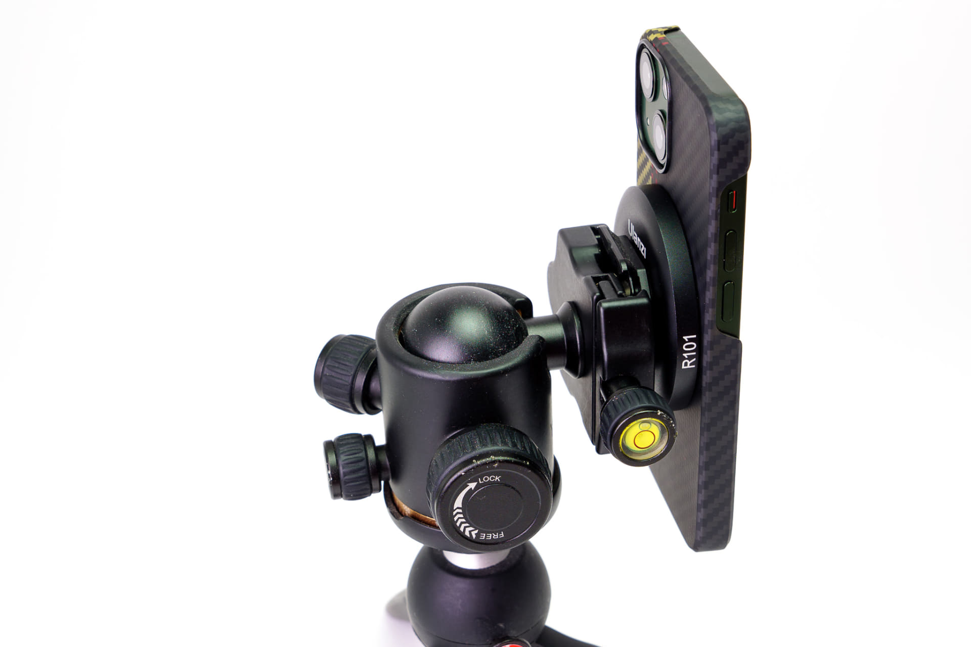 今回は自由雲台と組み合わせることで、無事にこのミニ三脚でもチルトできました。アルカスイス互換の自由雲台なので、そのままアルカスイス互換プレートを装着したデジカメと入れ替えるのも簡単です