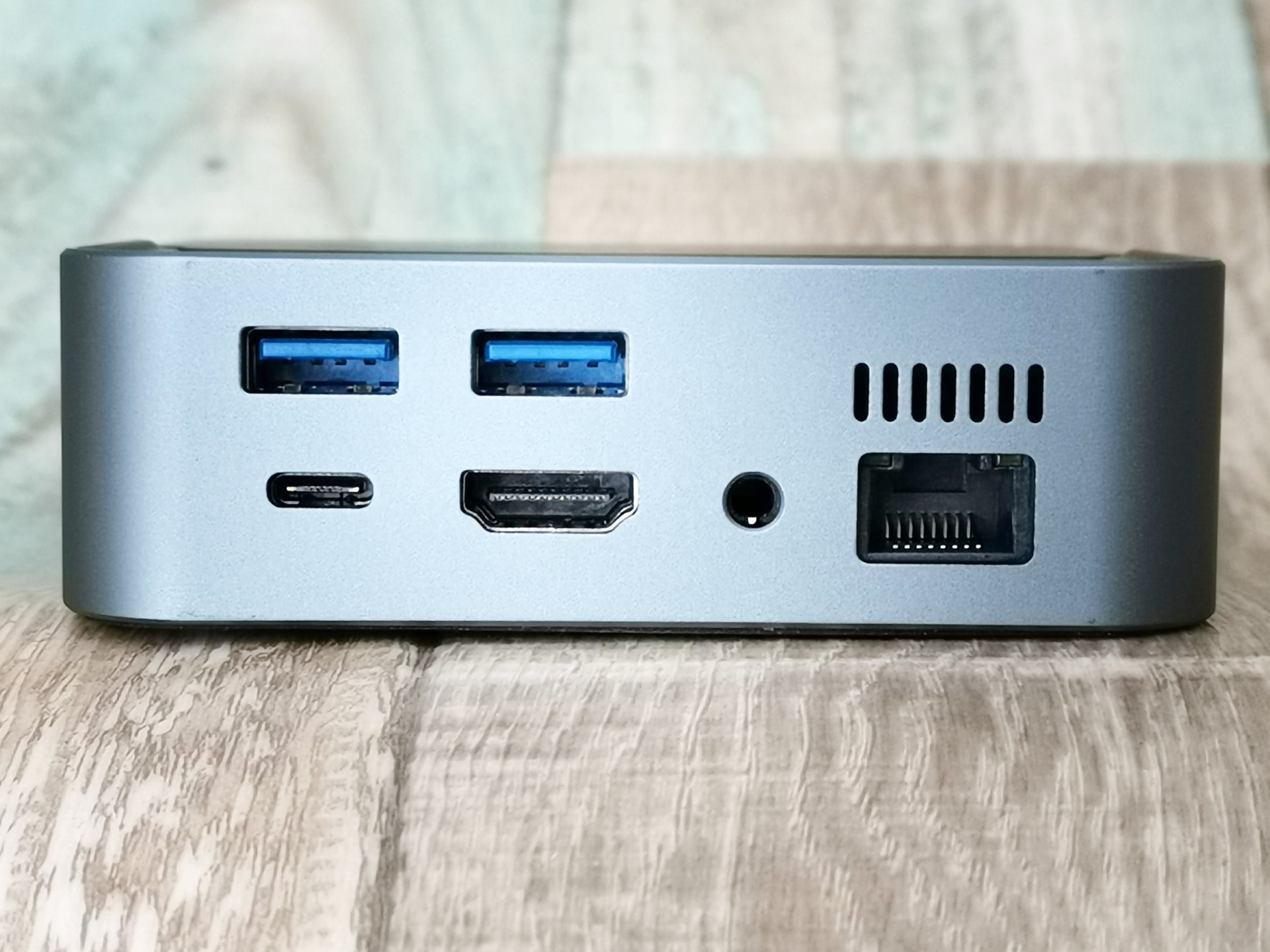 背面にはUSB Type-A×2、USB Type-C、HDMI、3.5mmイヤフォンジャック、イーサネットポートがある