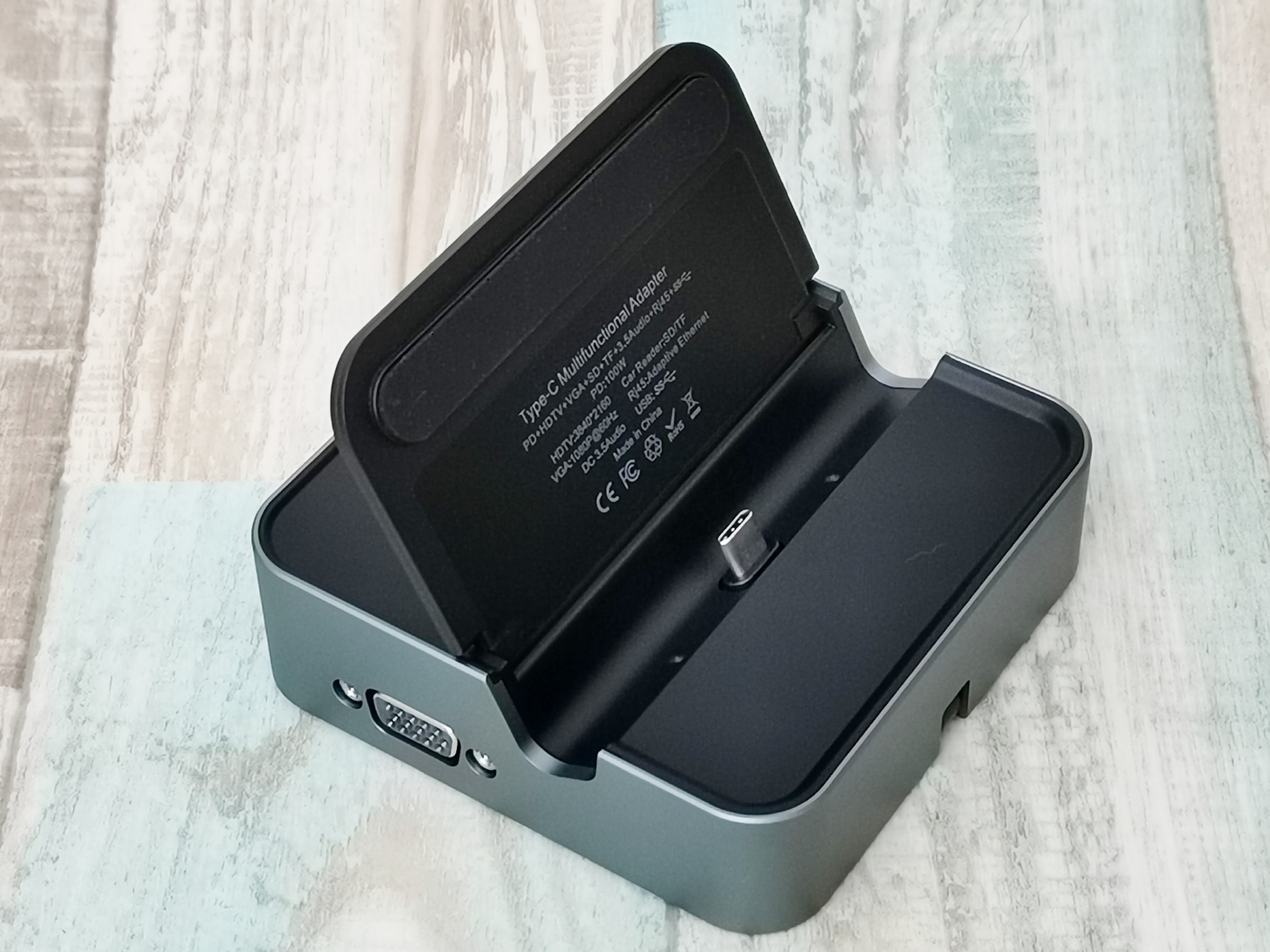 上蓋を開くと、USB Type-C端子が現れる。これによってスマホの機能を拡張可能。開いた蓋はスタンドになる