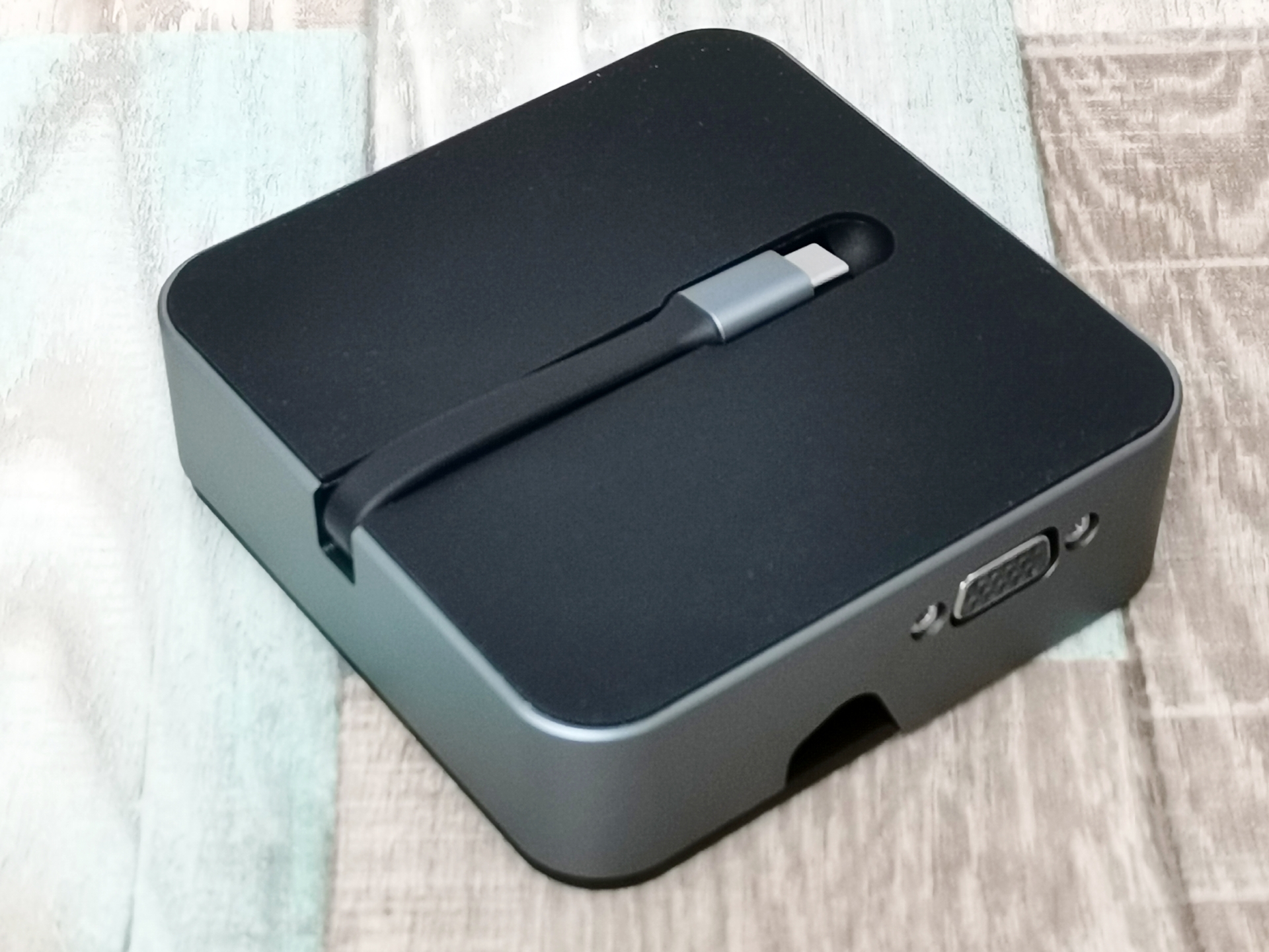 底面にUSB Type-Cケーブルがついているので、ノートパソコンのハブとしても使える