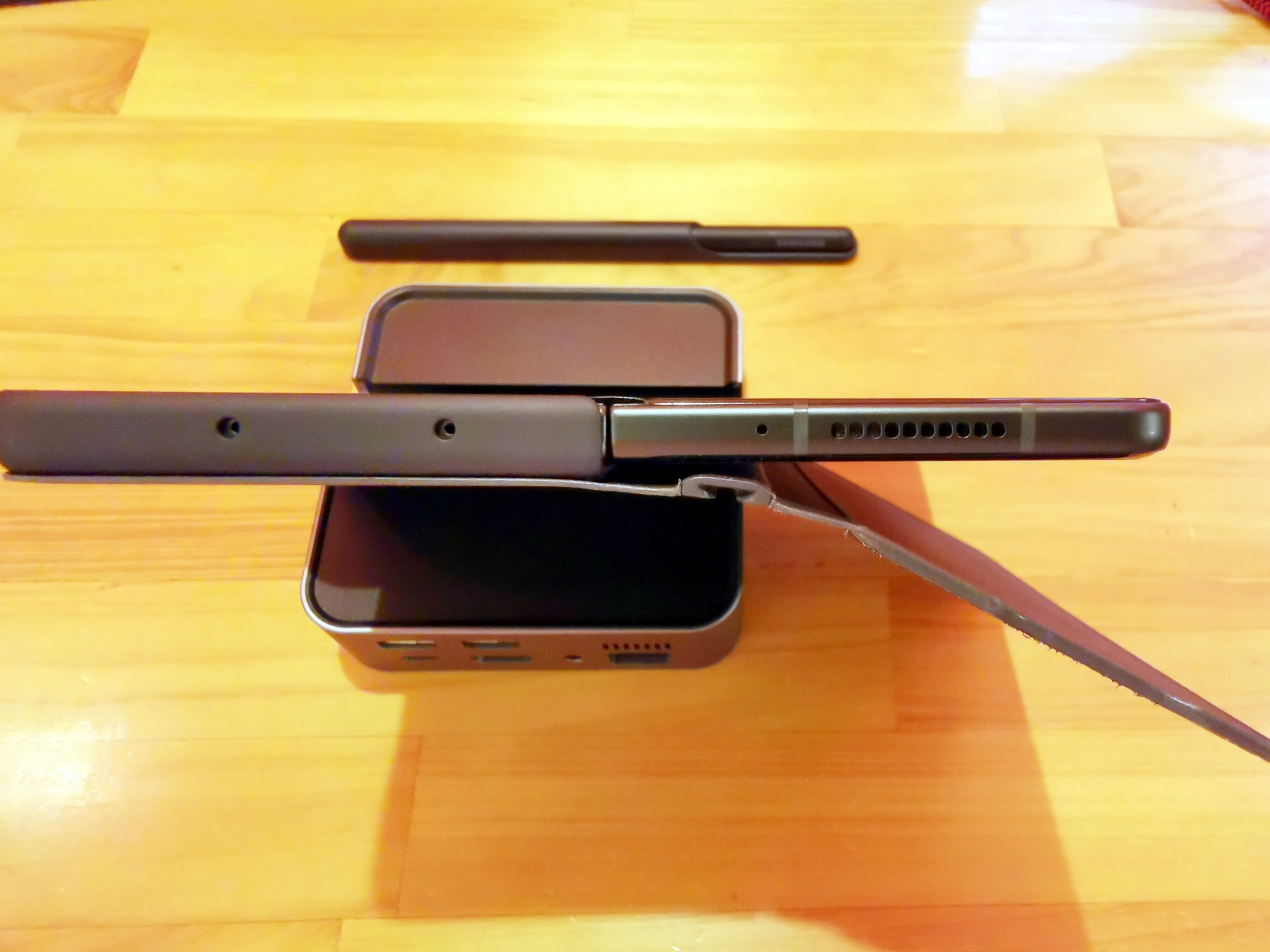 純正のFlip Cover with Penを着けたままだとプラプラして見た目があまり良くない。しかもSペンホルダーを外しておかないとTRANXに挿し込めない