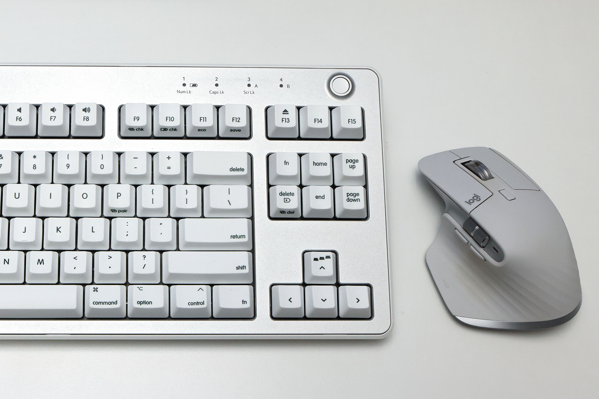 キーボードは東プレ「REALFORCE R3（R3HH21）」、マウスはロジクール「MX MASTER 3S」。どちらもBluetooth接続対応品だ。