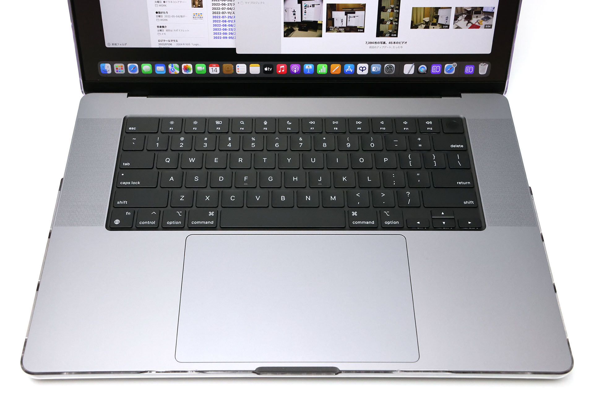 いや、MacBook Proも使いやすいPCではあるのだが、俺的には内蔵キーボードの打鍵感はあまり好きになれず、またカーソルキーのサイズには大きな違和感があった。MacBook Proのトラックパッドは非常に秀逸だが、マウスを使うとより精密なポインター操作ができて生産性が上がる感じ。