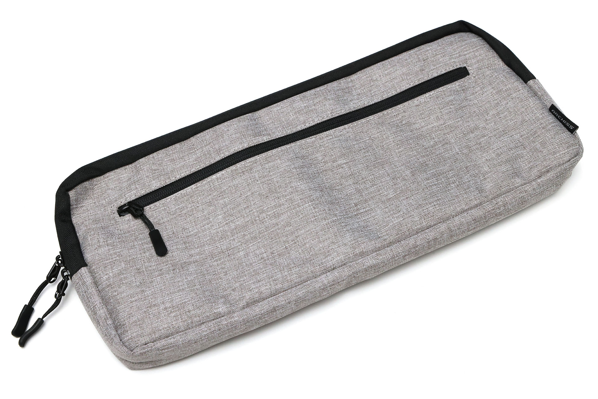 まず買ったのは<a href="https://archisite.co.jp" class="strong b">ARCHISITE（アーキサイト）</a>の<a href="https://archisite.co.jp/products/archiss/kbp/keyboard-sleeve/" class="strong b">「Keyboard Sleeve」</a>というソフトケース。<a href="https://www.amazon.co.jp/dp/B085C1JVMV" class="strong b">Amazonで2,000円（Mediumサイズ）</a>だった。