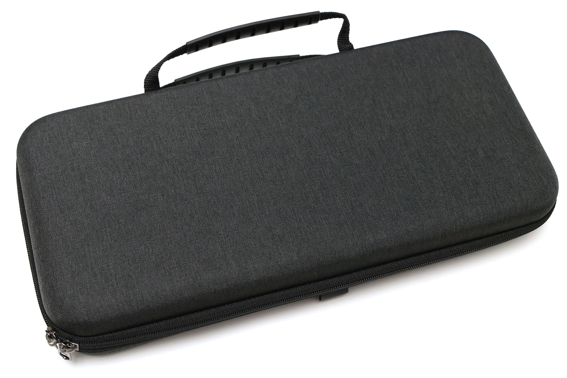 続いて買ったのは、<a href="https://www.amazon.co.jp/dp/B09CGSGWN5" class="strong b">Geekriaブランドのテンキーレスキーボード用ケース</a>。セミハードケースで、Amazonにて3,040円。