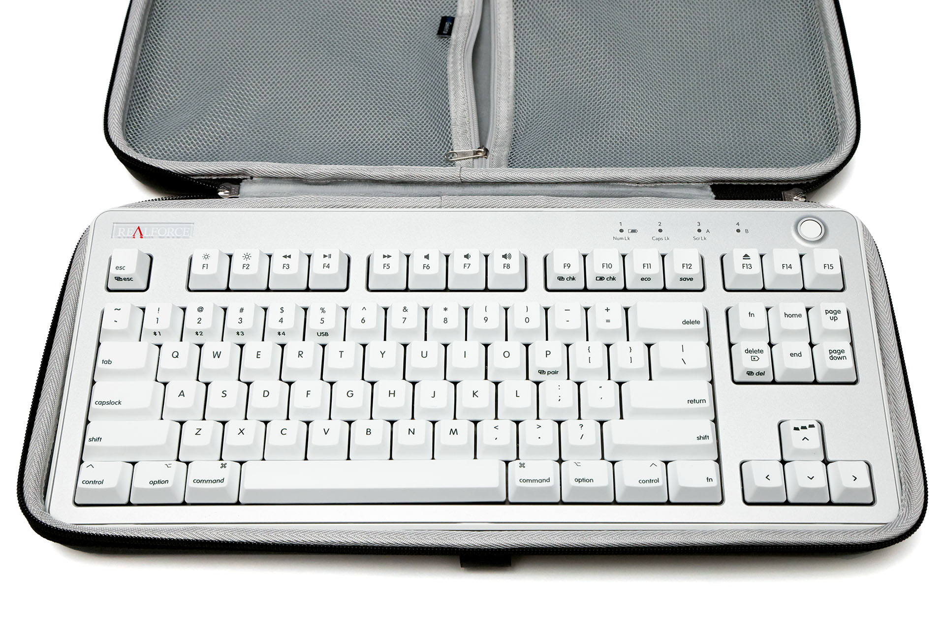 Amazonの製品写真でREALFORCE R2 TKLっぽい写真が添えられていたので「REALFORCE R3 TKLでも大丈夫だろう」と思って買ったが、「強めに押し込まないとキーボードが収まらない」というミッチリさであった。ギリ、セーフ！