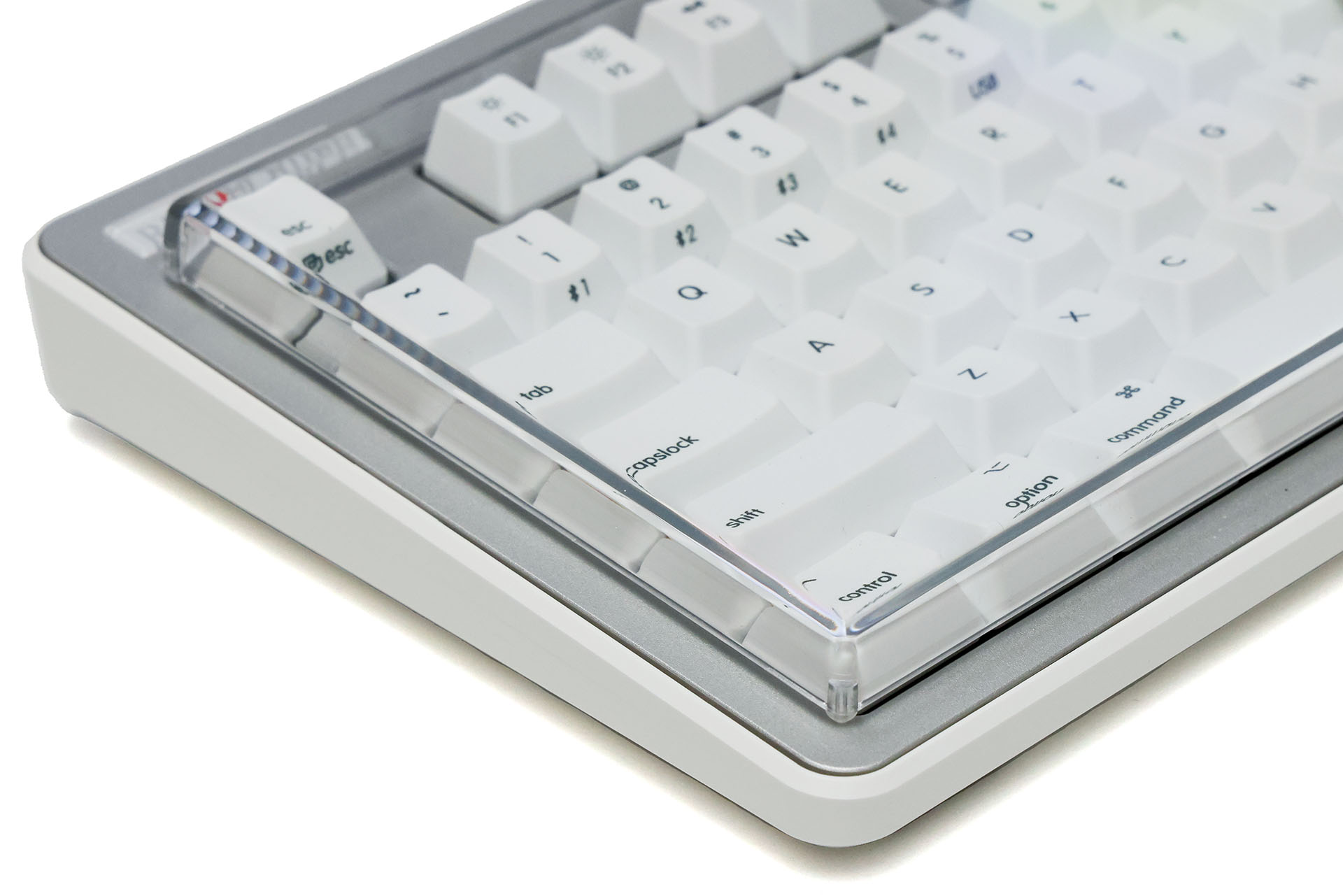 カバー側面は4面とも壁がある形状なので、キーへのホコリ侵入をより防ぐことができ、キーボードルーフ自体がズレることもない。