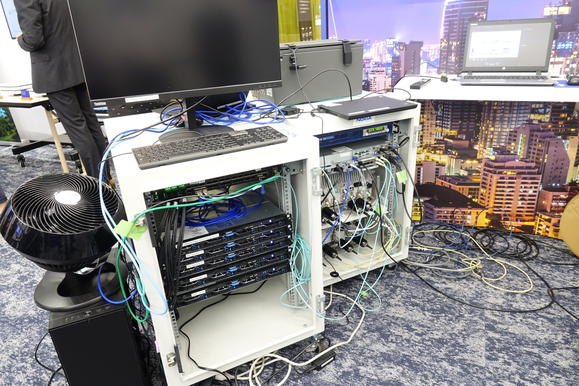 会場で披露された5G クラウドRANでCAを実現できる機器