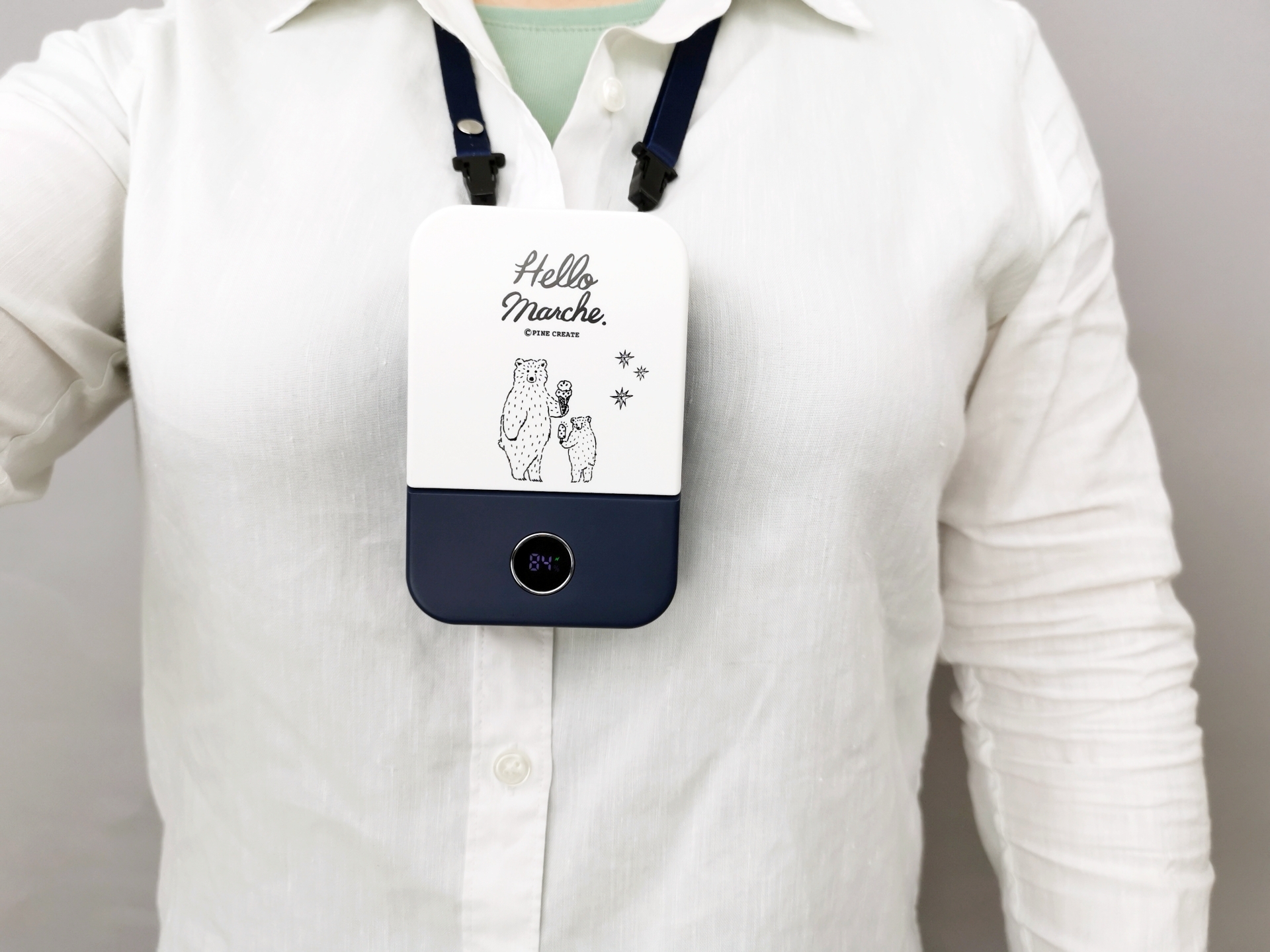 全国展開しているインテリア雑貨店HAPiNSオリジナルのハンディファン「ハローマルシェ ハンズフリーファン」。なお、「ハローマルシェ」は、このクマのキャラクターを使ったブランドのようだ