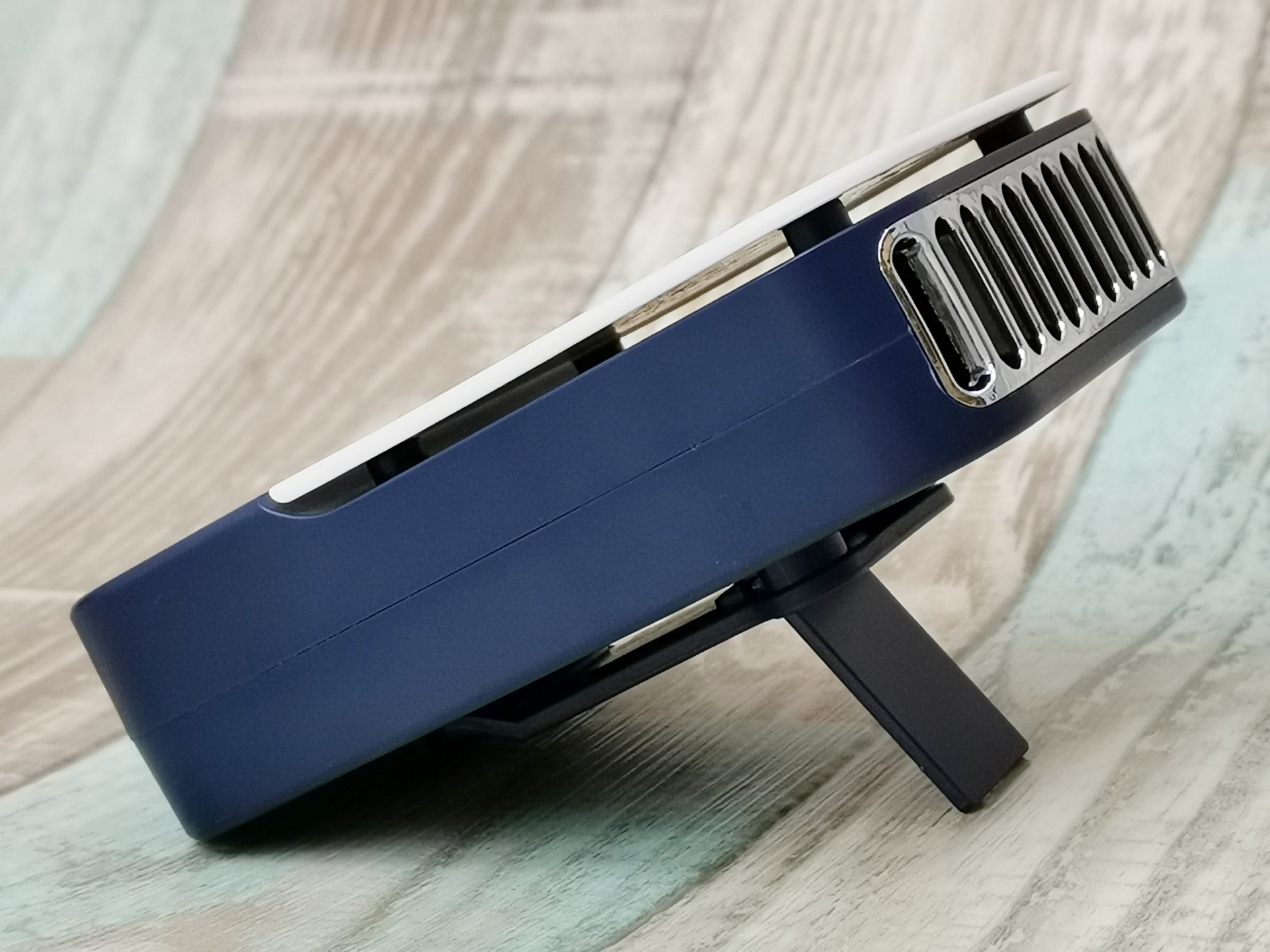 背面クリップの“フタ”を、下側から開くとスタンドになる。初めは非常に堅いので、壊してしまいそうに感じるかも