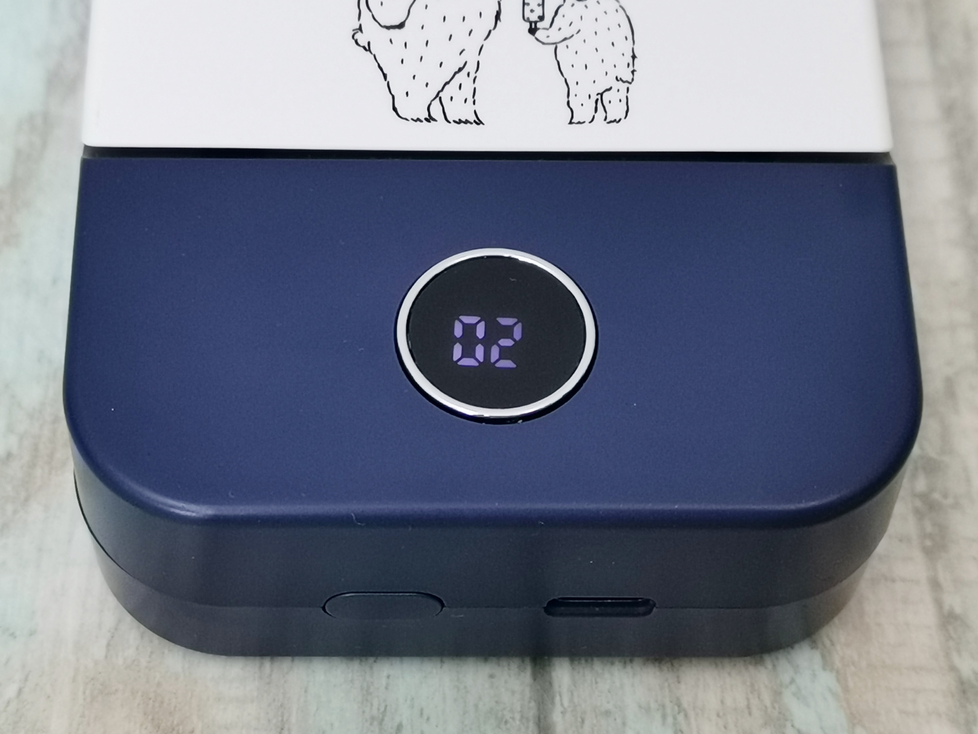 取扱説明書に「LEDランプ」と記載されているマルチインジケーター。駆動中はバッテリー残量を、風量切替時には風量モードを数秒間表示する。ただ、電源の入っていないときには真っ黒な状態なので、電源ボタンと間違えてしまいそう