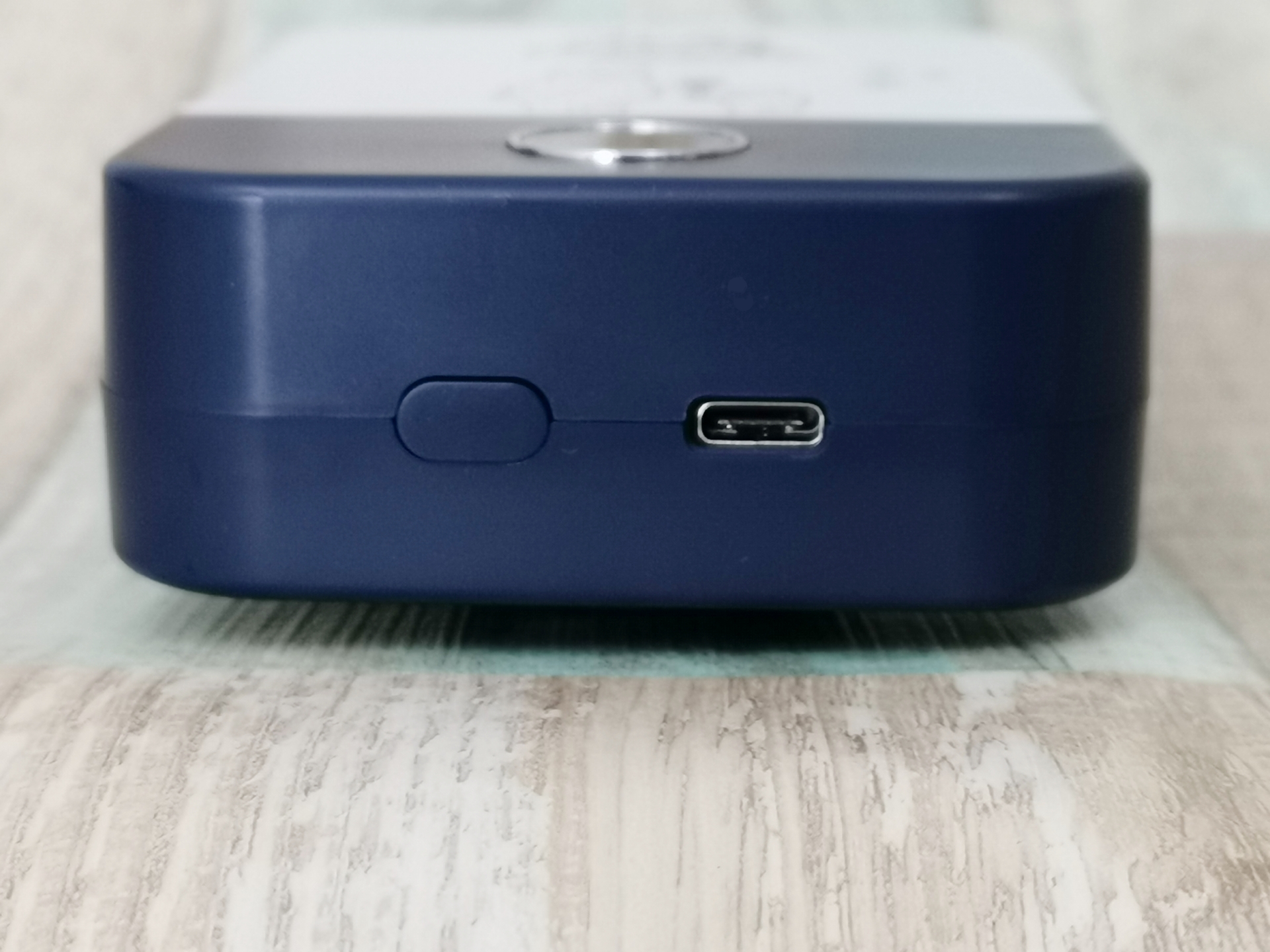 電源兼風量切り替えボタンは本体下部に。電源オフ状態で押し込むごとに（電源オン）弱→中→強→オフと切り替わる