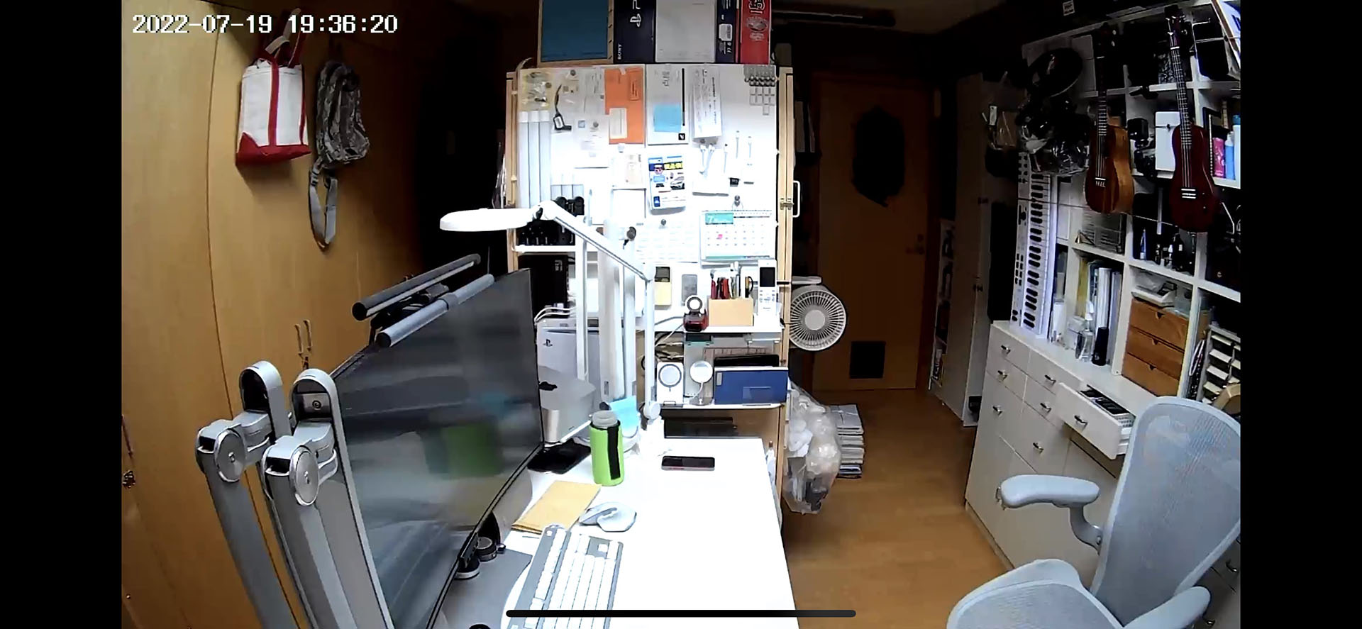 夜間、天井照明を点灯させた状態での400-SSA006からの映像。印象としてはそこそこ高感度なカメラという感じ。カメラは正面中央の棚から約2ｍの距離にあり、高さは床から1.5mくらい。部屋のなかの細かな部分までけっこうよくわかる