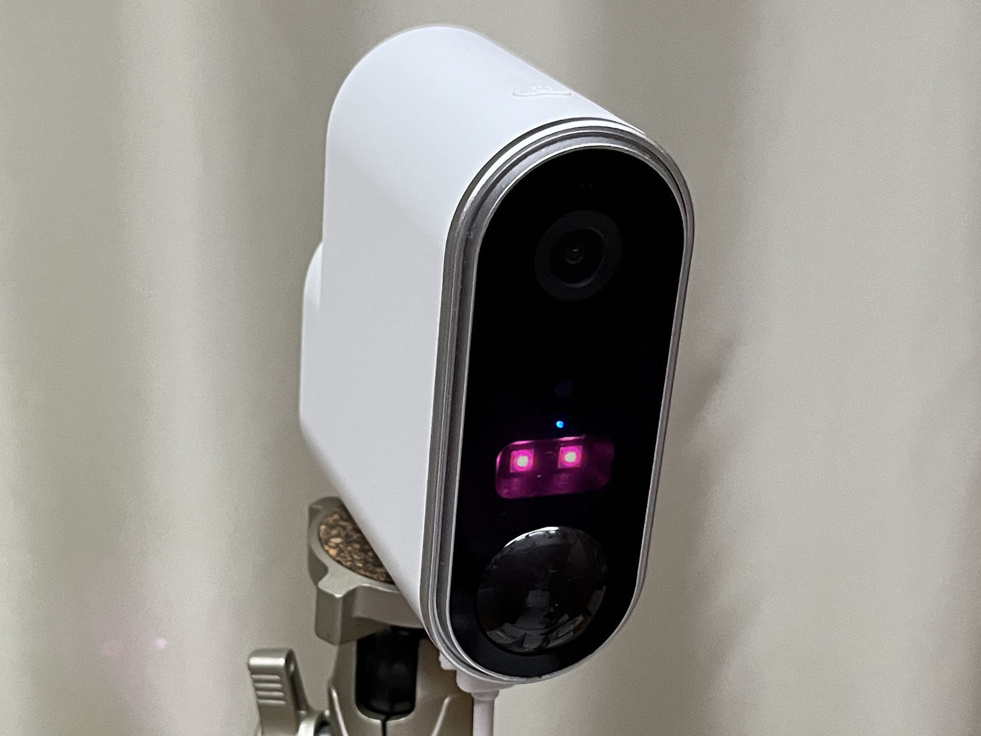 続いて部屋の照明をすべて消した状況での映像。ある程度以上暗くなると、400-SSA006前面の赤外線LEDが点灯し、ナイトモード（赤外線によるモノクロ撮影）となる。400-SSA006の赤外線LEDは肉眼でも赤く光って見えるタイプで、暗闇だと青色LEDとともに目立つ。なお、ナイトモードをオフの設定にすれば、この赤外線LEDは点灯しない。そのとき撮影される映像は通常感度のカラー映像となる（ので、かなり暗い状況だと対象が映らない）