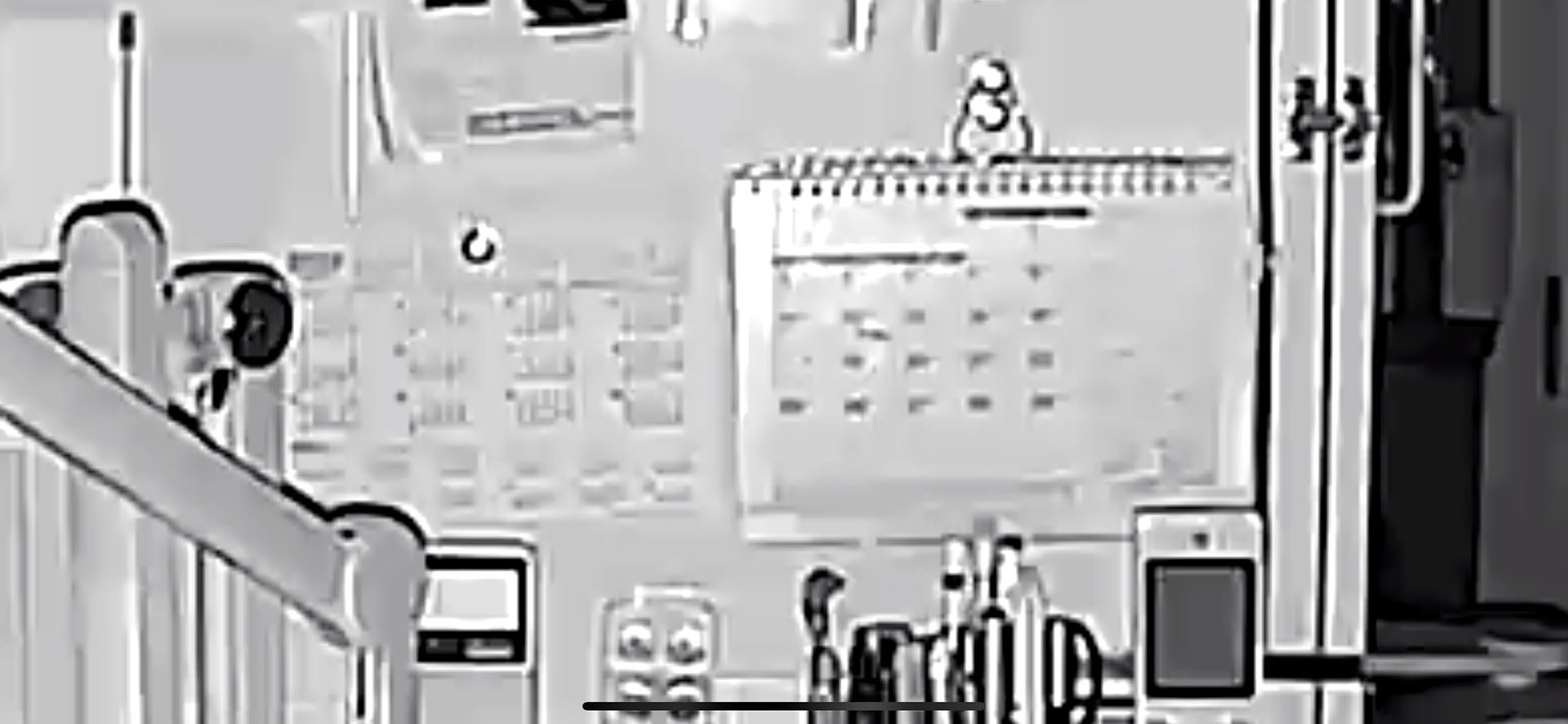 いっぱいにアップ。カレンダーの数字が見えるかなと思ったが、赤外線照射が強すぎて文字が白飛びしてしまった