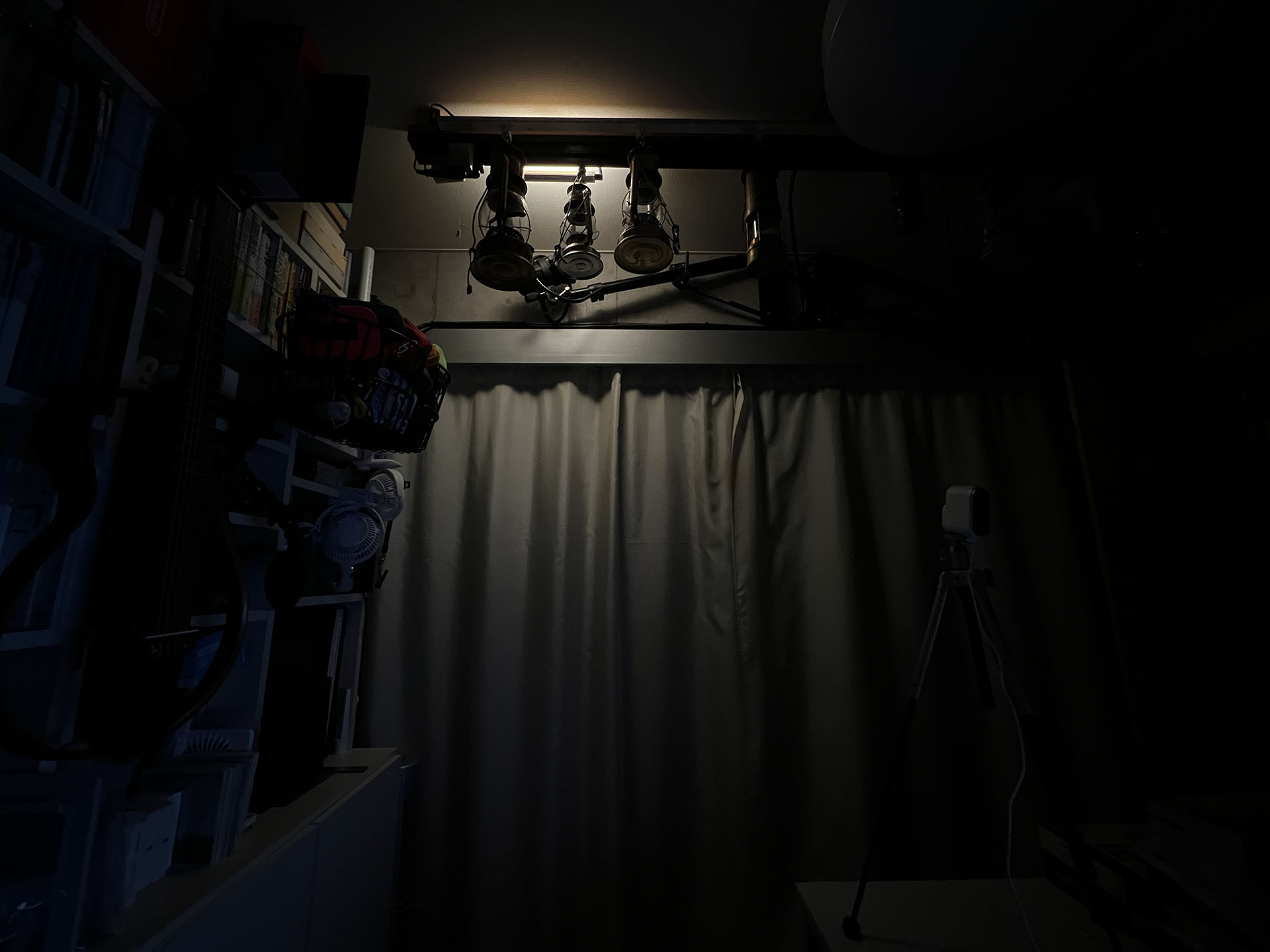 今度は部屋の常夜灯的な照明のみ点灯させて400-SSA006で撮ってみた。部屋全体は暗いものの、椅子や棚の位置や床の障害物が肉眼でどうにかわかるという明るさだ