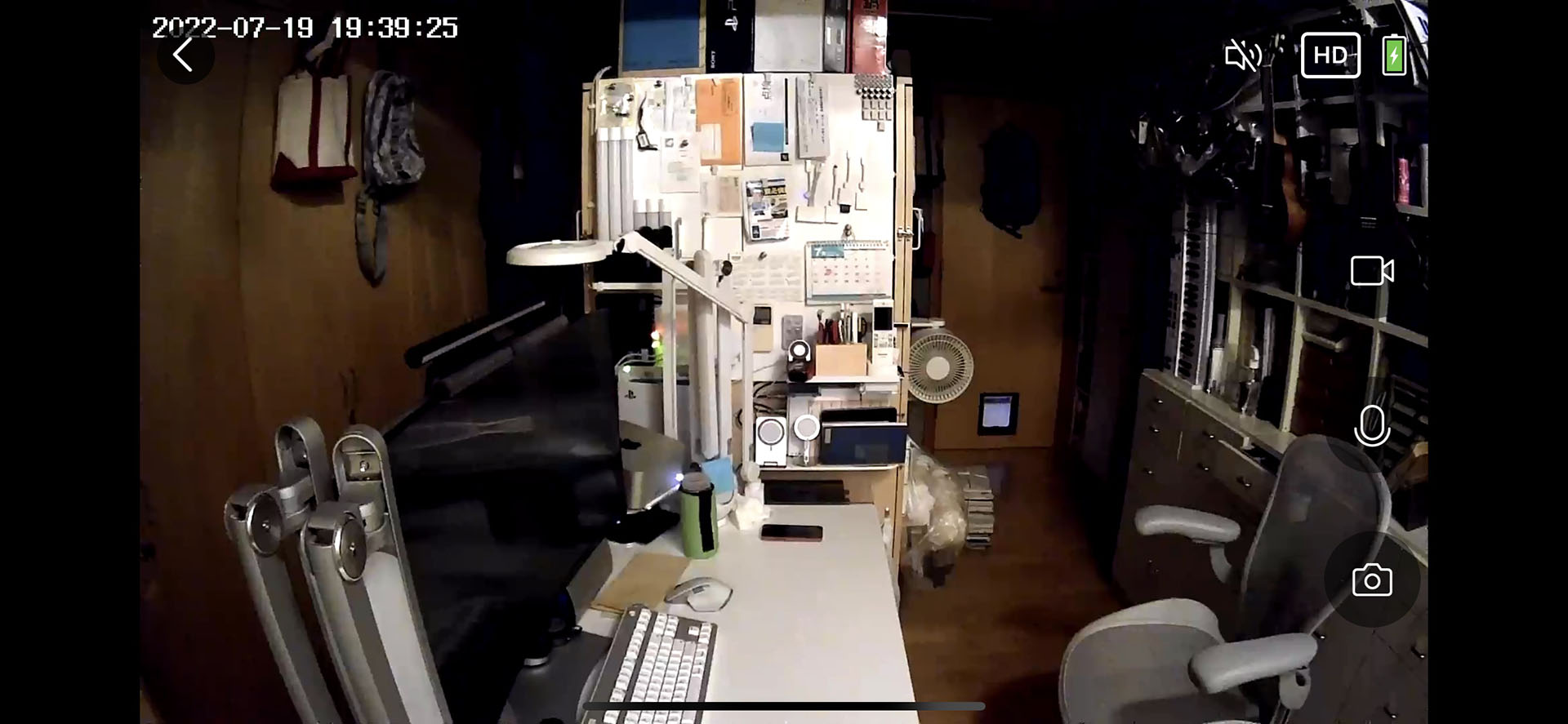 ナイトモードはオフにし、通常のカラー撮影としてみた。かなり暗い室内だが、だいたい様子はわかる