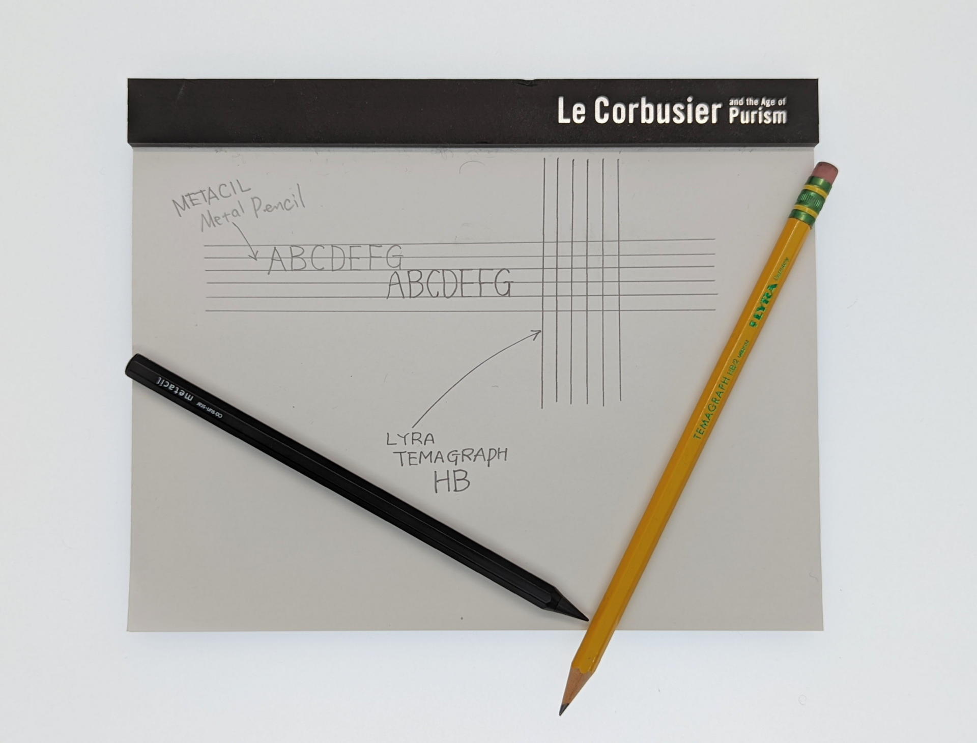 表面がスムーズな紙に普通のHB鉛筆とメタシルで描き比べて見た。2H相当のメタシルはそれ相当に薄いが気になるほどでもない