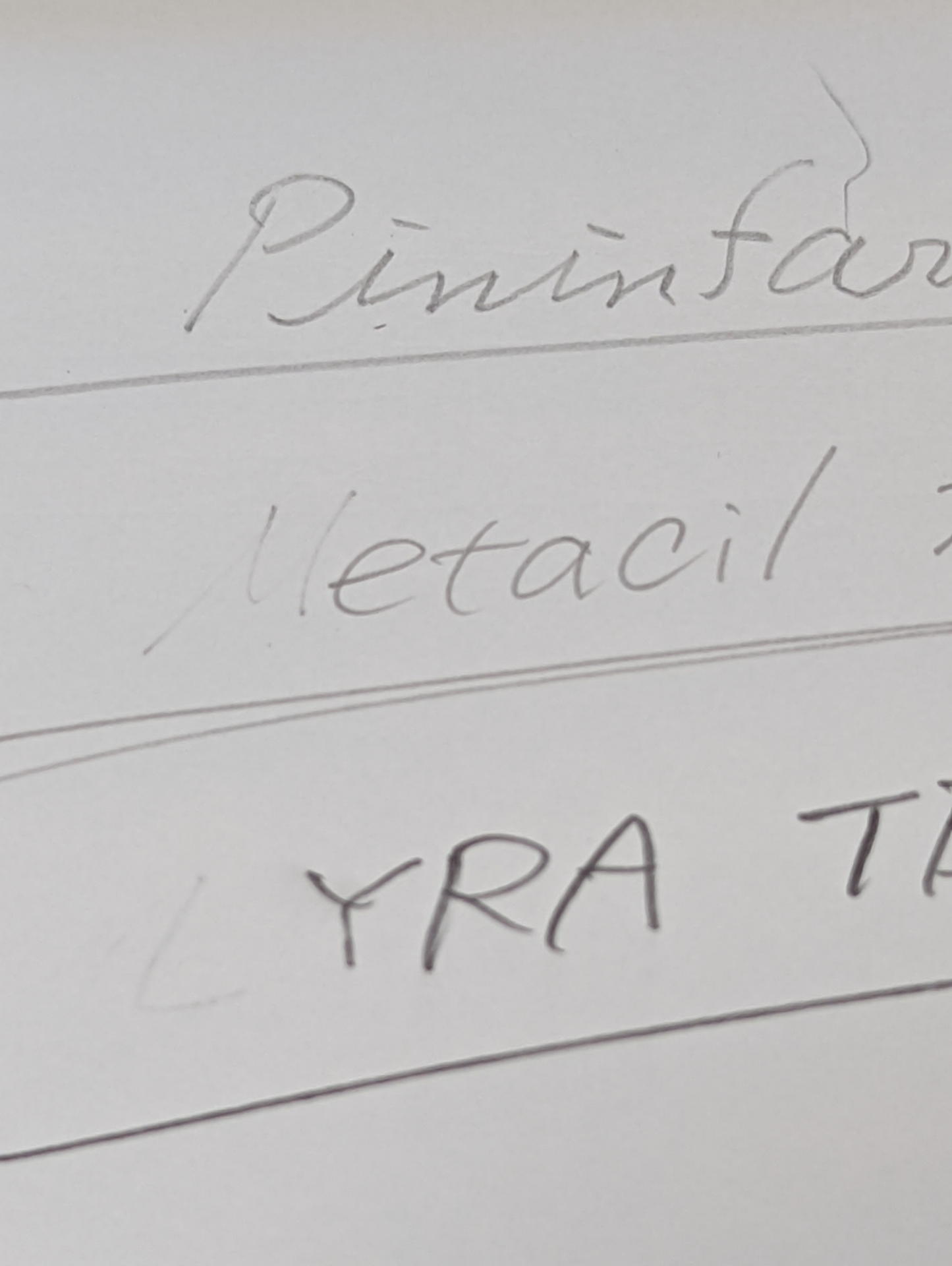 下から鉛筆（HB）、メタシル(2H相当）、ピニンファリーナ キャンビーノ（4H相当）で描いて最初の文字だけ消しゴムで消してみた。やっぱり鉛筆が一番消えて、次はメタシル、ピニンファリーナ キャンビーノはほとんど消えない