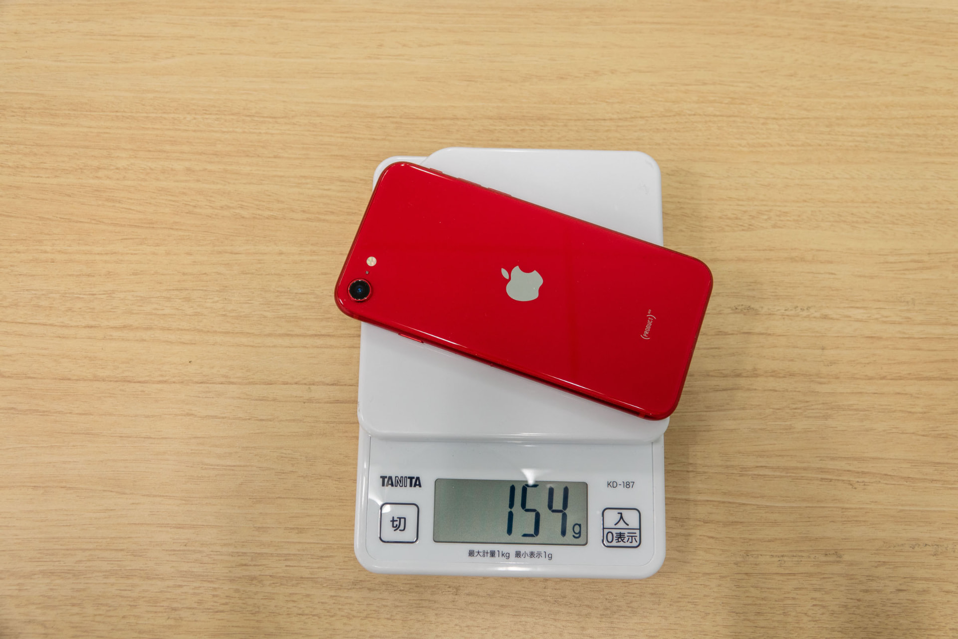 参考としてiPhone（第2世代）。乗り換える場合でも、あまり重量差が気にならないだろう