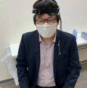 左＝脳波系装着図　右＝動画視聴中の脳波