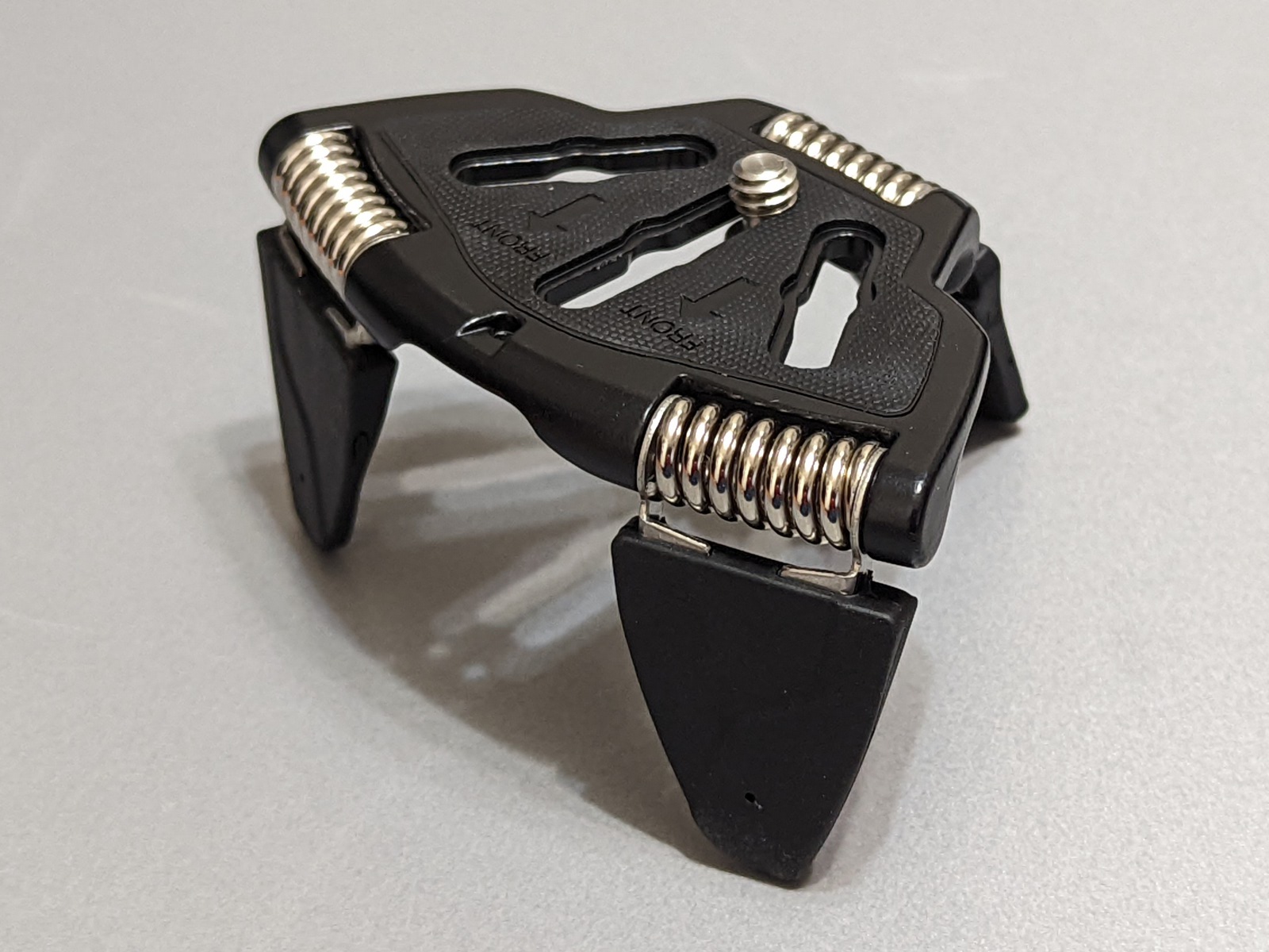 製品本体。高さ40mmあまりとはいえ、紛れもなく三脚だ