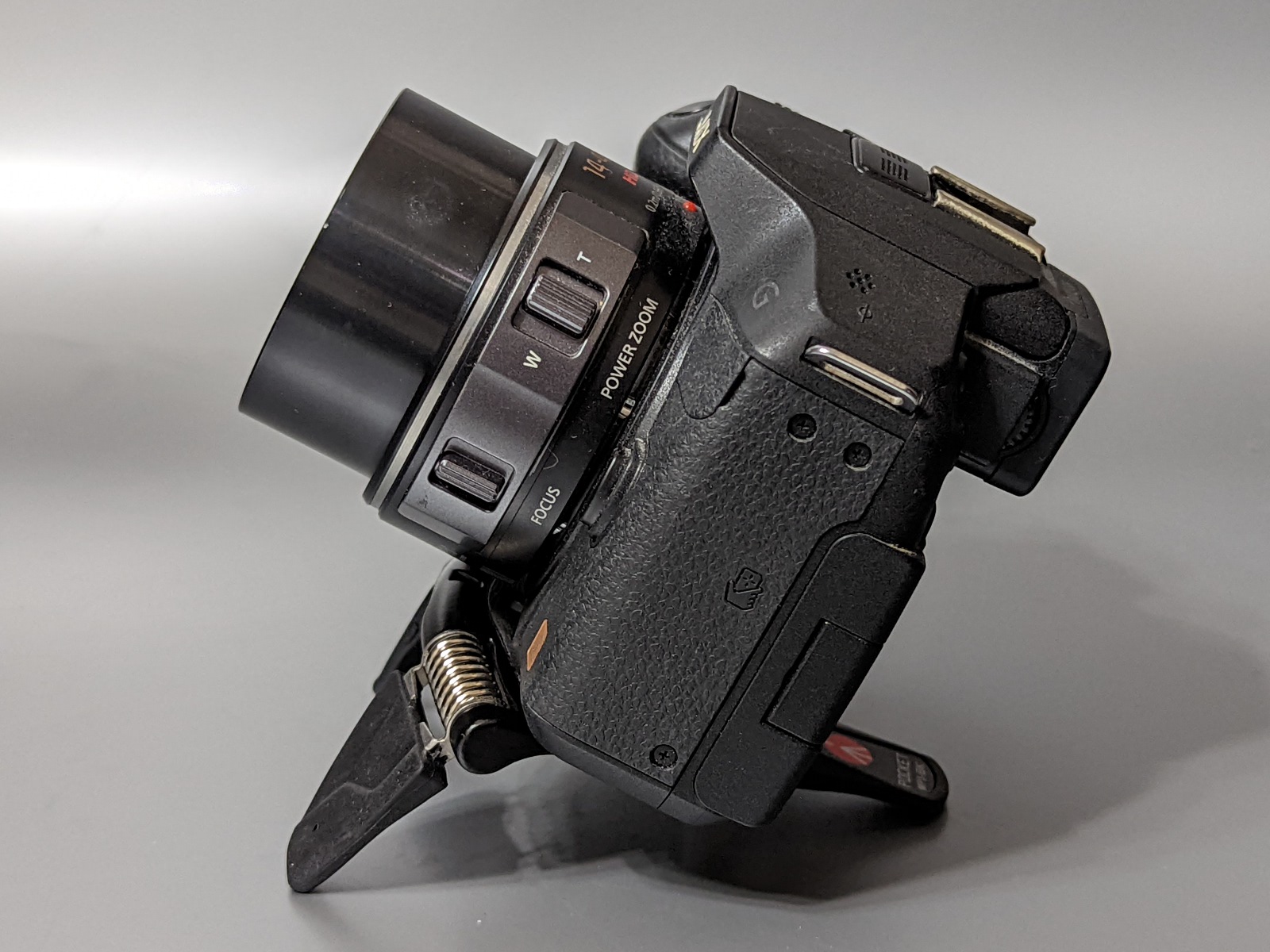 脚自体の角度を変えることで上下方向に向けることができる