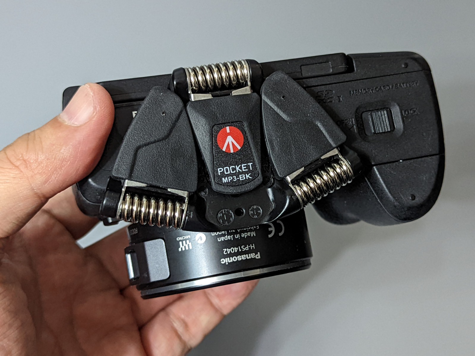 たたむとカメラと完全に一体化して持ち歩ける