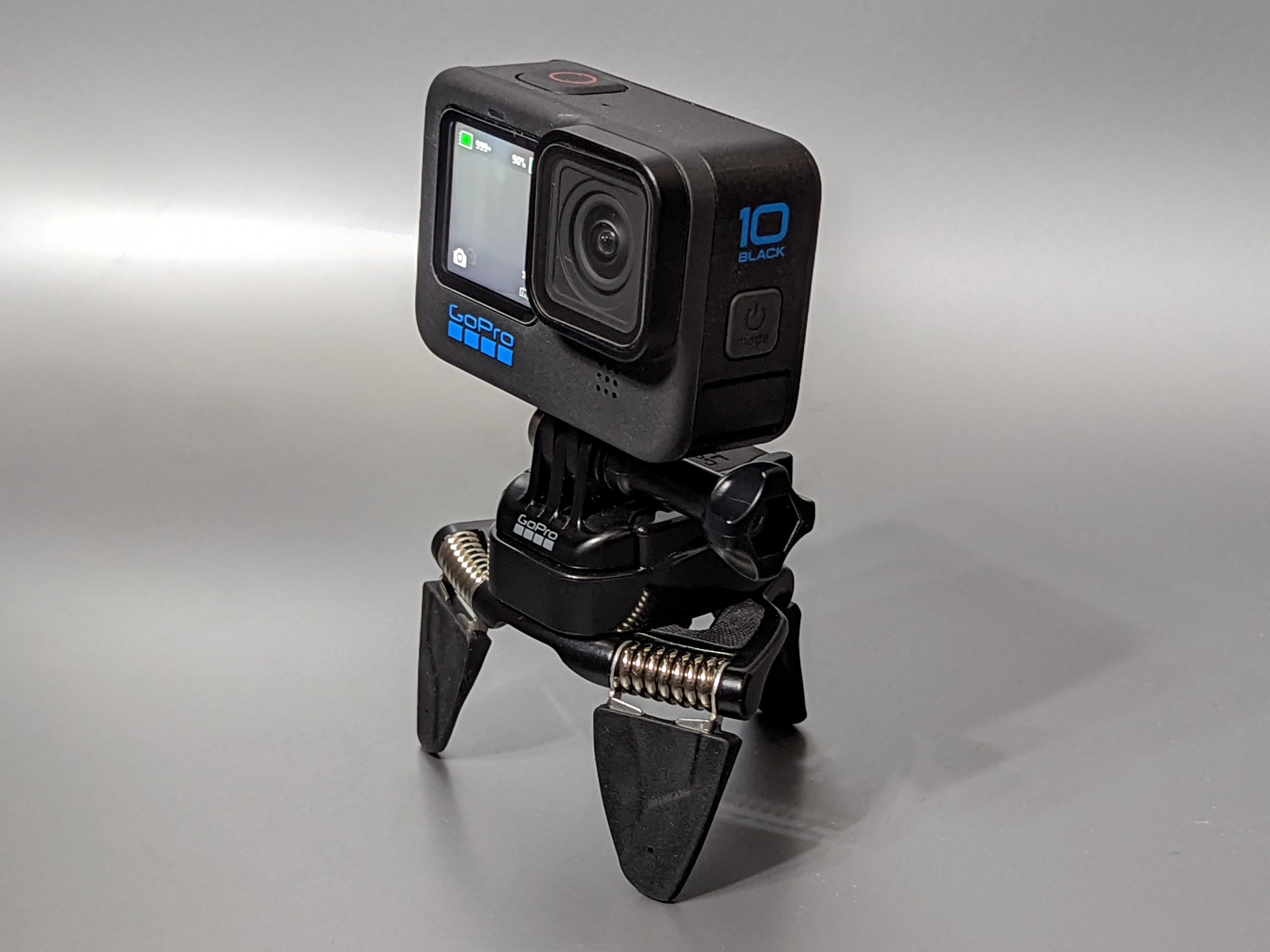 GoProは三脚対応のオプションを介して取り付ける。サイズ的にはジャストフィットだ