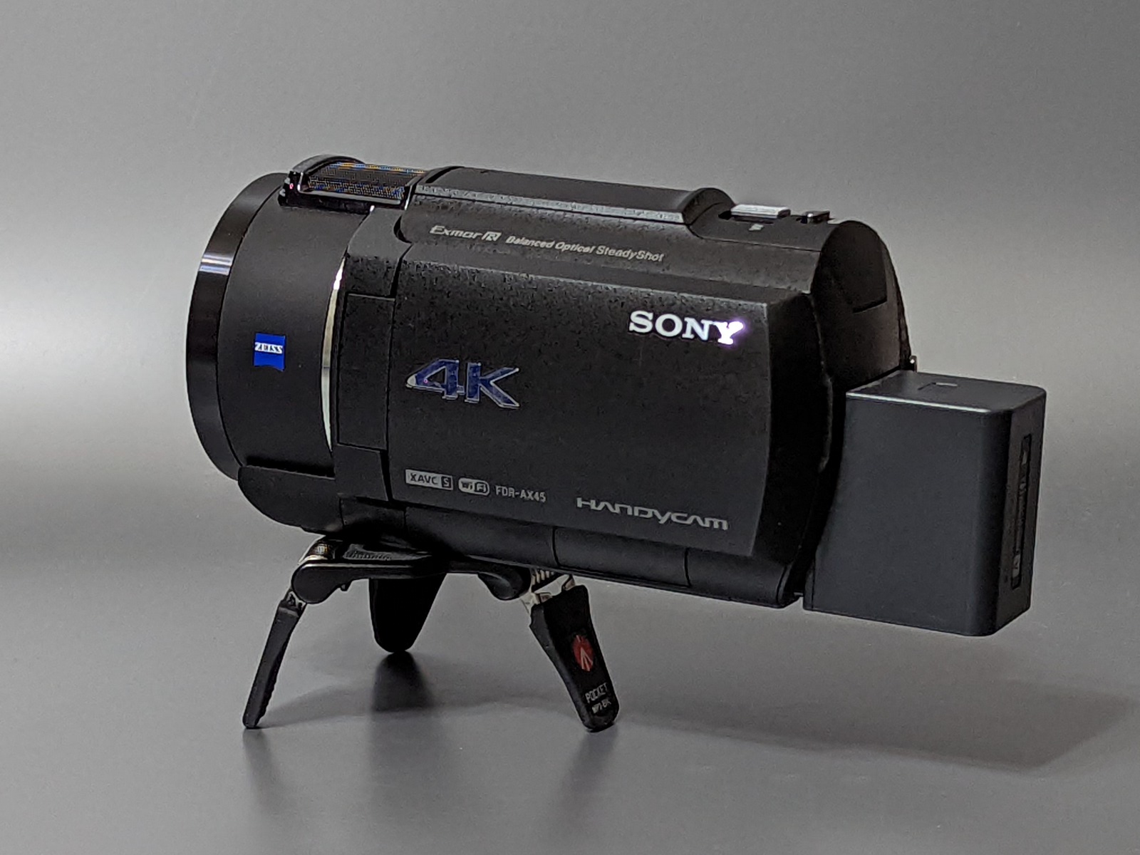 デジタルビデオカメラなど前後に長いカメラは不安定になりがちだ