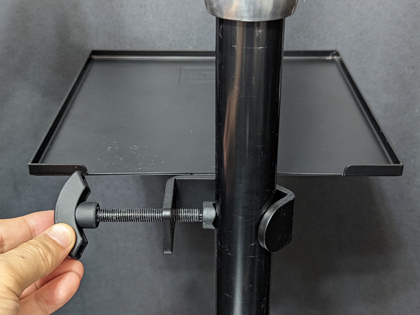 取り付けはクランプで挟み込むことで行う