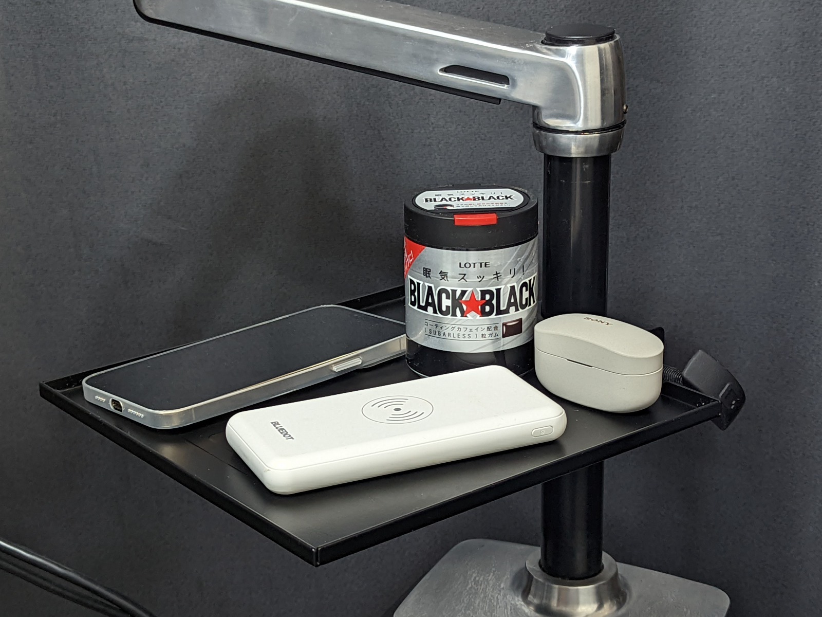 もともとマイクなどの重量物を置くための製品ゆえ、多少の小物類ではびくともしない