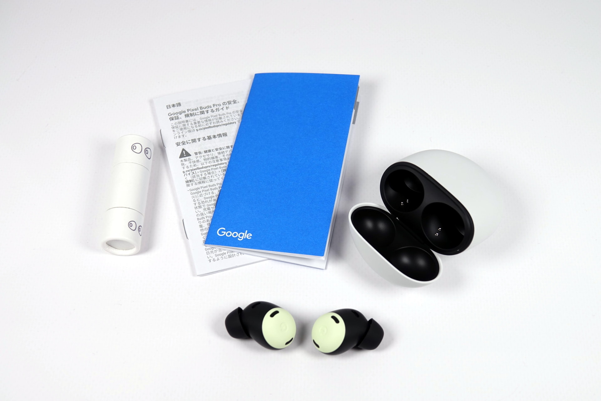 左の筒に替えのイヤーチップが入っている