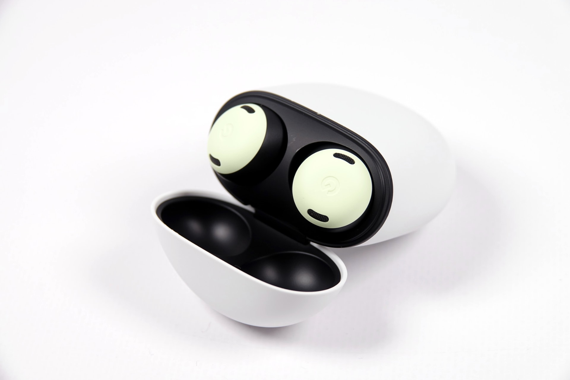 ケースにイヤホンを収めた様子