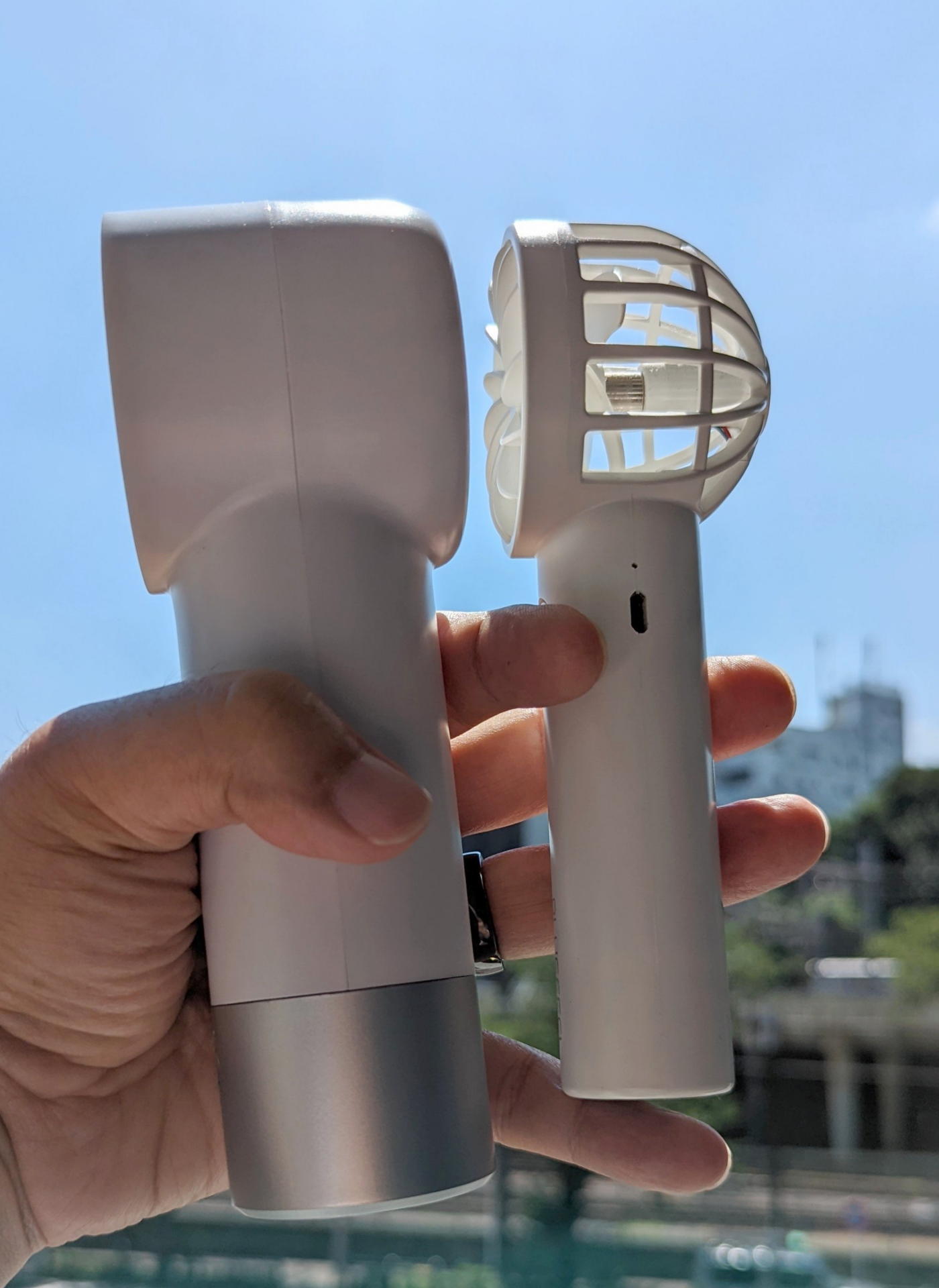 実用よりもガジェットとして考えれば、FIDOハンディ羽根無し扇風機の後部にごくありふれた羽根つきハンディ扇風機をドッキングして追い風倍速機能を楽しむことができる