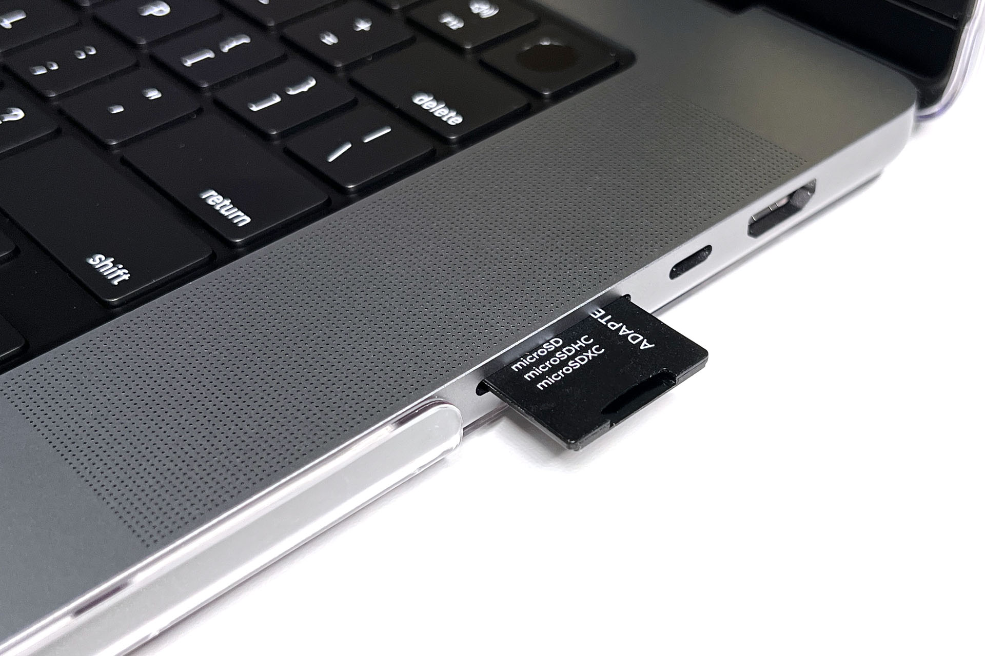 最近の世代のMacBook Proでは、ポート類も増えた。以前にあったSDXCカードスロットやHDMIポートも復活。SDXCカードスロットにすっぽり収まる（短い）サイズのフラッシュメモリカードも発売されており、そういうのを使えばmacOSのバックアップアプリであるTime Machineを使っての「モバイル時を含んだ常時バックアップ」が可能だと思われる（実際には試していない）。