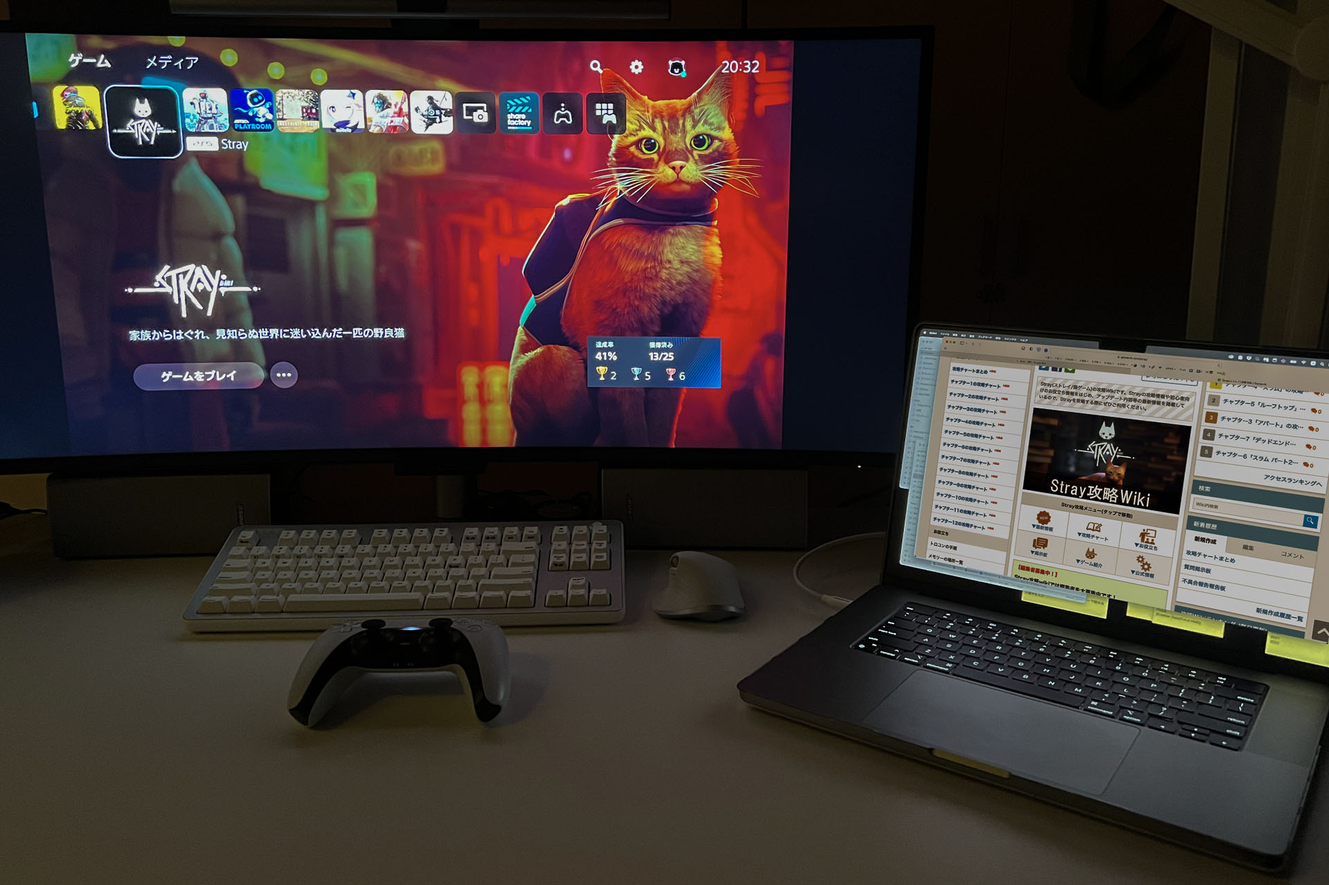 16インチMacBook Pro（50万7800円）で攻略サイトを見つつStrayをプレイする俺。サイバーパンク2077もStrayも、このように照明を消し、夜な夜なプレイするのであった。このような暗い状況下でも、16インチMacBook Pro（50万7800円）のバックライト付きキーボードおよびLiquid Retina XDR displayなら、攻略法の検索やサイトの閲覧を快適に行える。
